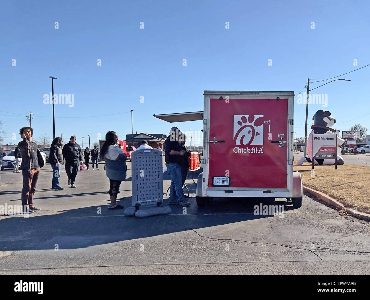 EMPORIA, KANSAS - le 27 FÉVRIER, 2023 personnes font la queue pour commander des sandwichs au camion de restauration mobile Chick-fil, qui vient de Topeka une fois par semaine et qui s'installe dans le parking du magasin d'approvisionnement de tracteurs Banque D'Images