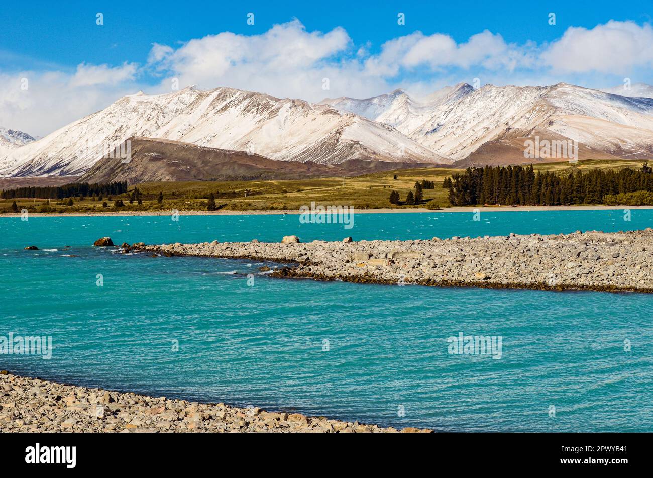 Le lac Tekapo est entouré de sommets enneigés de la montagne en Nouvelle-Zélande Banque D'Images