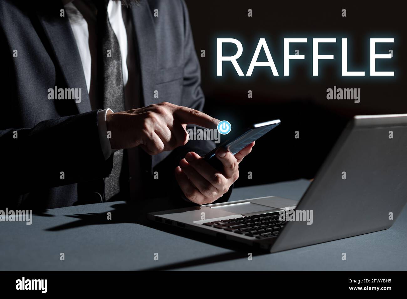 Texte d'écriture Raffle, photo conceptuelle moyens de recueillir de l'argent en vendant des billets numérotés offre comme prix Banque D'Images