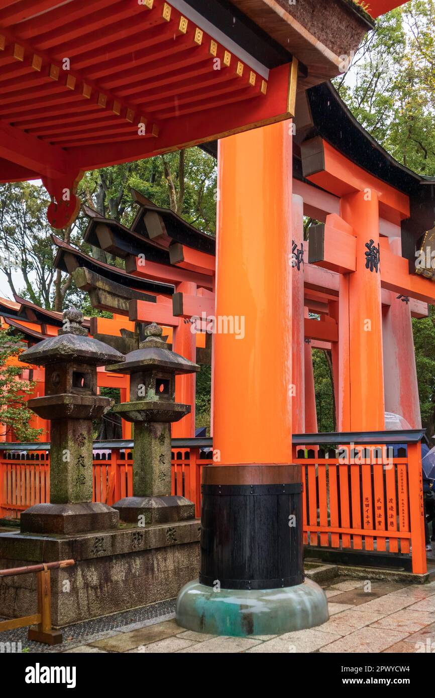 Portes rouges de Torii à Fushimi Inari Taisha, un Shinto Shrine à Kyoto, Japon Banque D'Images