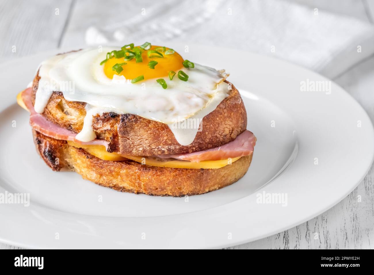 Croque madame sandwich chaud fait avec du jambon, des oeufs et du fromage Banque D'Images