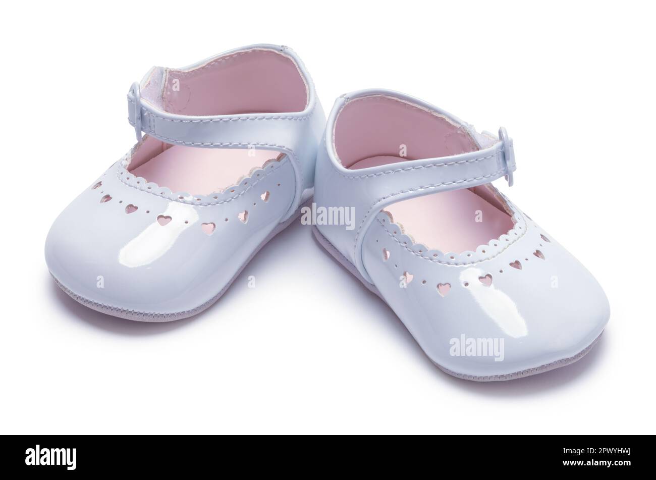 Les chaussures bébé pour filles sont découpées sur la vue avant blanche. Banque D'Images