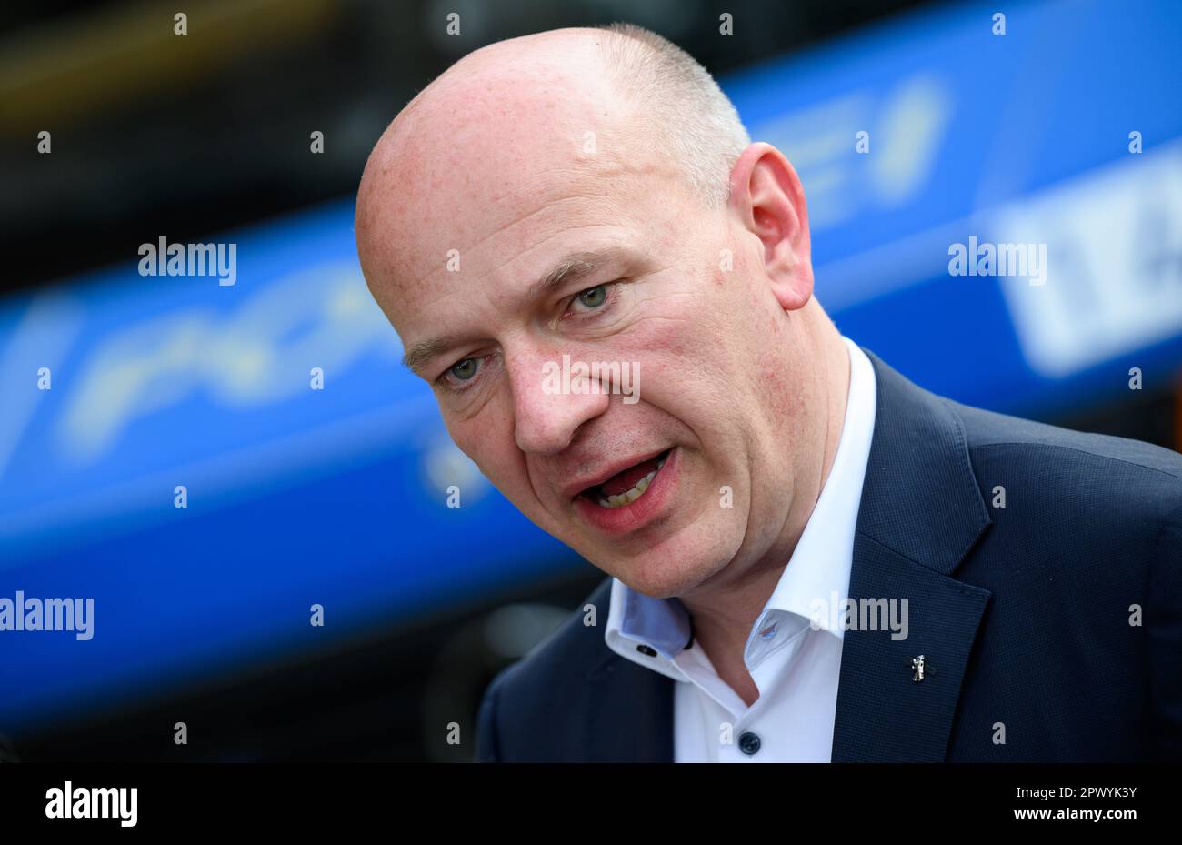 Berlin, Allemagne. 01st mai 2023. Kai Wegner (CDU), maire de Berlin, commente les opérations autour de 1 mai lors de la visite du personnel de commandement de la police berlinoise et du département de police anti-émeutes de 1st à Moabit. L'attention particulière de la police est portée sur la « manifestation révolutionnaire de 1 mai » annuelle de gauche et de gauche radicale, qui mène de Neukölln à Kreuzberg. Credit: Bernd von Jutrczenka/dpa/Alamy Live News Banque D'Images