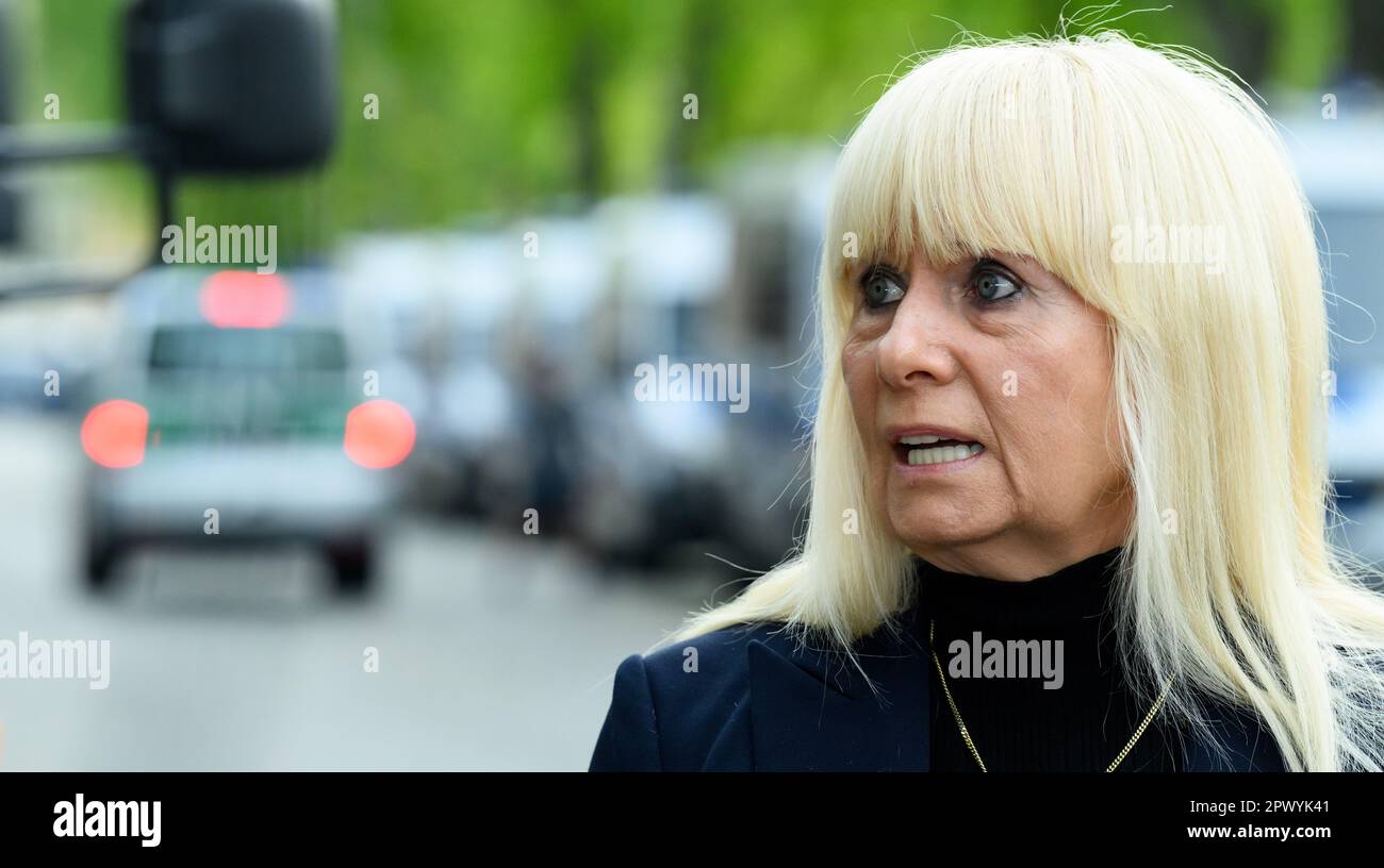 Berlin, Allemagne. 01st mai 2023. Iris Spranger (SPD), sénateur berlinois pour l'intérieur et les sports, commente les opérations autour de 1 mai lors d'une visite du personnel de police de Berlin et du département de police anti-émeute de 1st à Moabit. L'attention particulière de la police est portée sur la « manifestation révolutionnaire de 1 mai » annuelle de gauche et de gauche radicale, qui mène de Neukölln à Kreuzberg. Credit: Bernd von Jutrczenka/dpa/Alamy Live News Banque D'Images