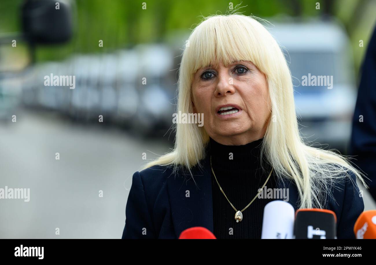 Berlin, Allemagne. 01st mai 2023. Iris Spranger (SPD), sénateur berlinois pour l'intérieur et les sports, commente les opérations autour de 1 mai lors d'une visite du personnel de police de Berlin et du département de police anti-émeute de 1st à Moabit. L'attention particulière de la police est portée sur la « manifestation révolutionnaire de 1 mai » annuelle de gauche et de gauche radicale, qui mène de Neukölln à Kreuzberg. Credit: Bernd von Jutrczenka/dpa/Alamy Live News Banque D'Images