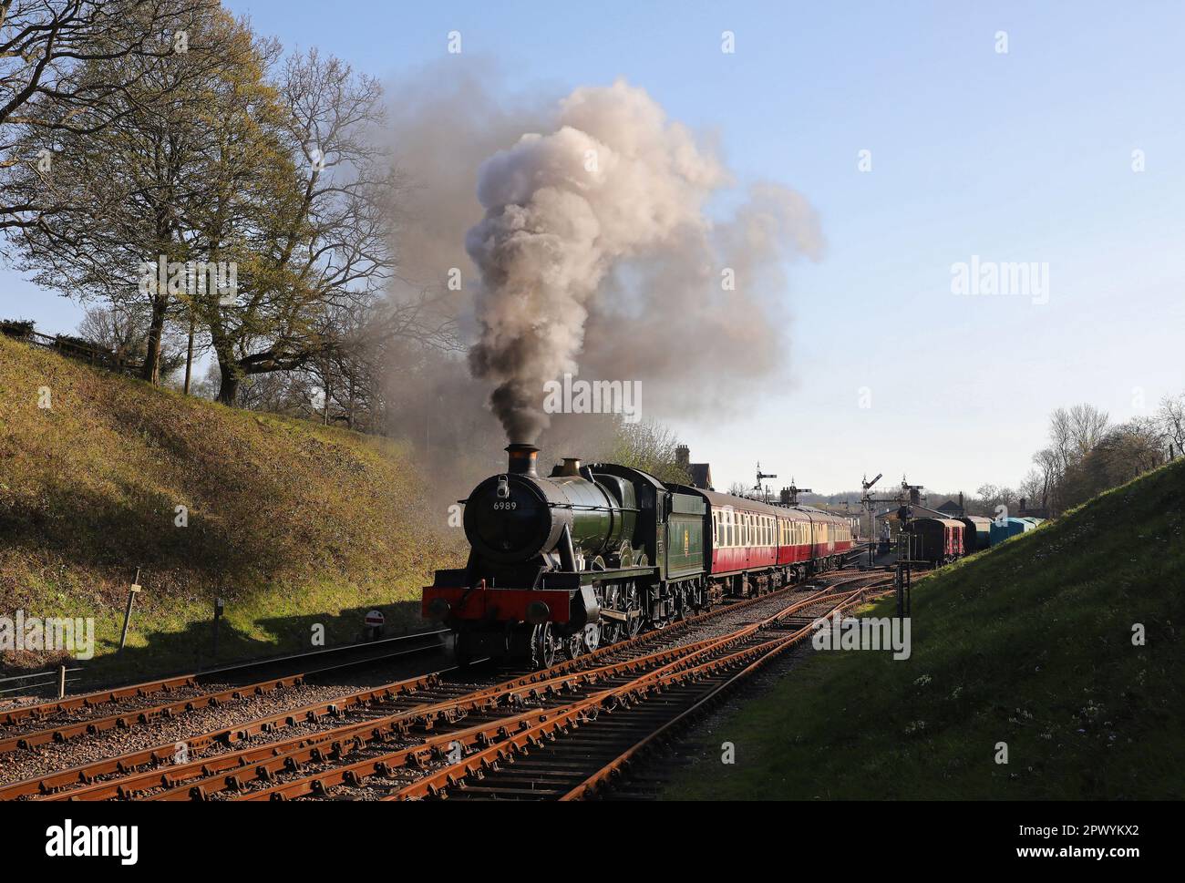 6989 départ de Horsted Keynes lors d'une superbe Charte Jon Bowers sur 17,4.23. Banque D'Images