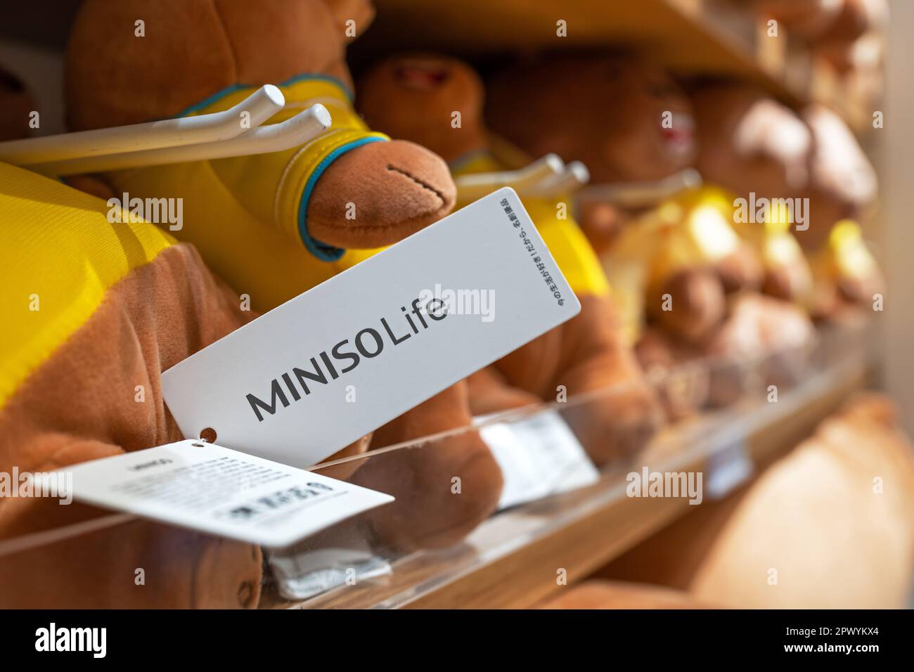 Une étiquette avec le logo de l'entreprise sur un jouet en peluche sur une étagère dans un magasin de la marque Miniso. Minsk, Biélorussie, 2023 Banque D'Images