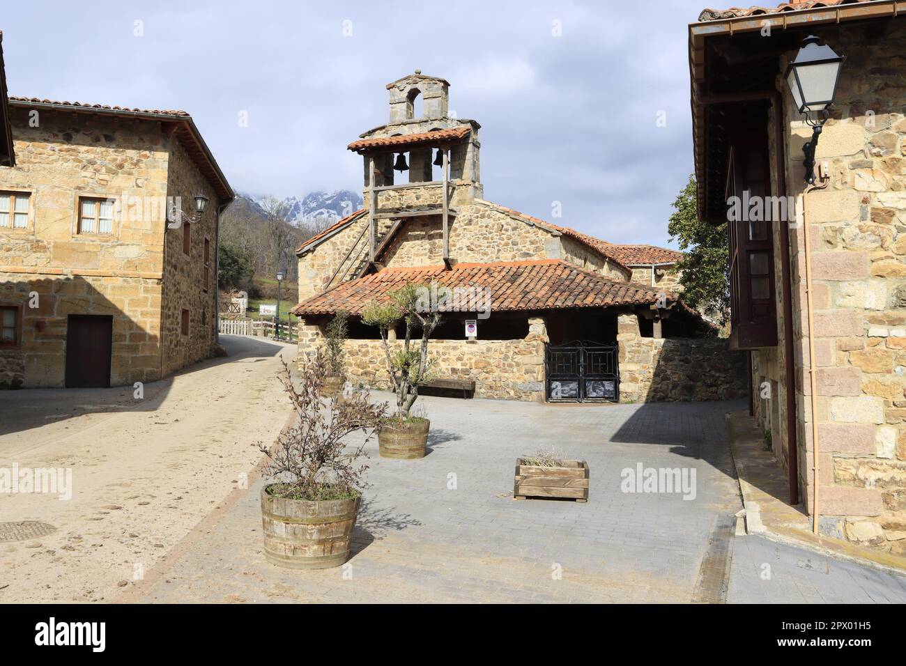 Iglesia del pueblo de Mogrovejo Banque D'Images