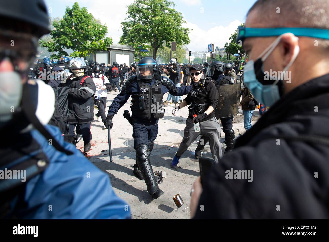 Affrontements entre manifestants et police française lors des émeutes de Mayday du 1 mai 2023 dans le centre de Paris. Beaucoup de gens se sont présentés pour exprimer leur aversion pour le président Macron et ses politiques actuelles. Officier de police français entouré de manifestants portant des masques. Banque D'Images