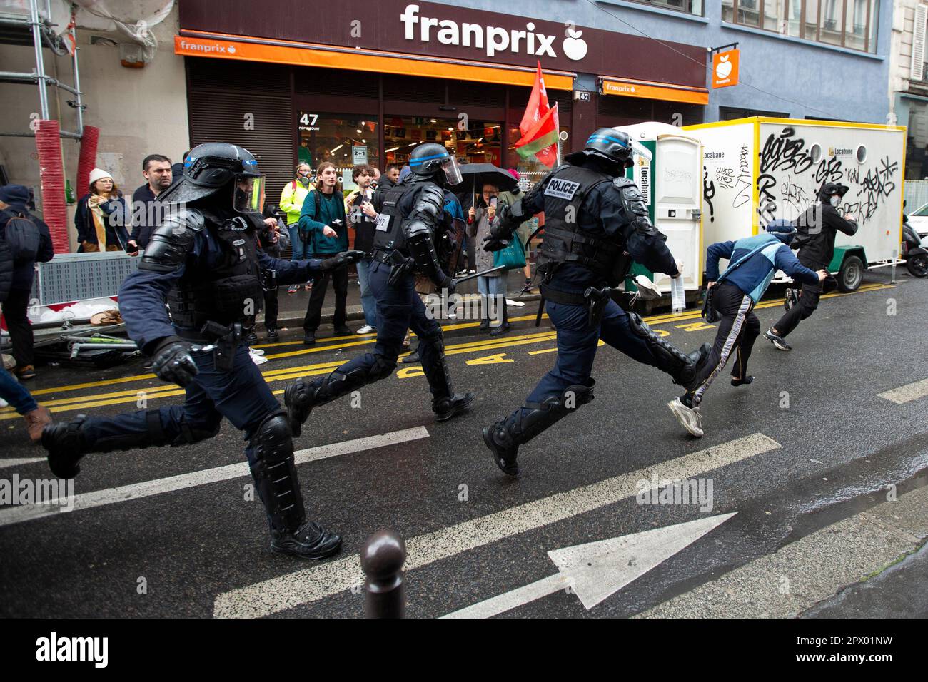 Des manifestants et la police française se battent lors des émeutes de Mayday, le 1st mai 2023, dans le centre de Paris. Beaucoup de gens se sont tournés vers le haut pour exprimer leur détestent du président Macron et de ses politiques actuelles. Banque D'Images