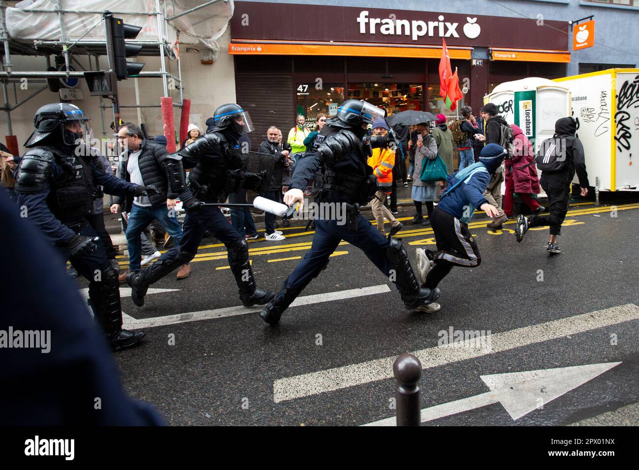 Affrontements entre manifestants et police française lors des émeutes de Mayday du 1 mai 2023 dans le centre de Paris. Beaucoup de gens se sont présentés pour exprimer leur aversion pour le président Macron et ses politiques actuelles. Sur la photo, trois policiers pourchassent les jeunes pendant les émeutes. Banque D'Images