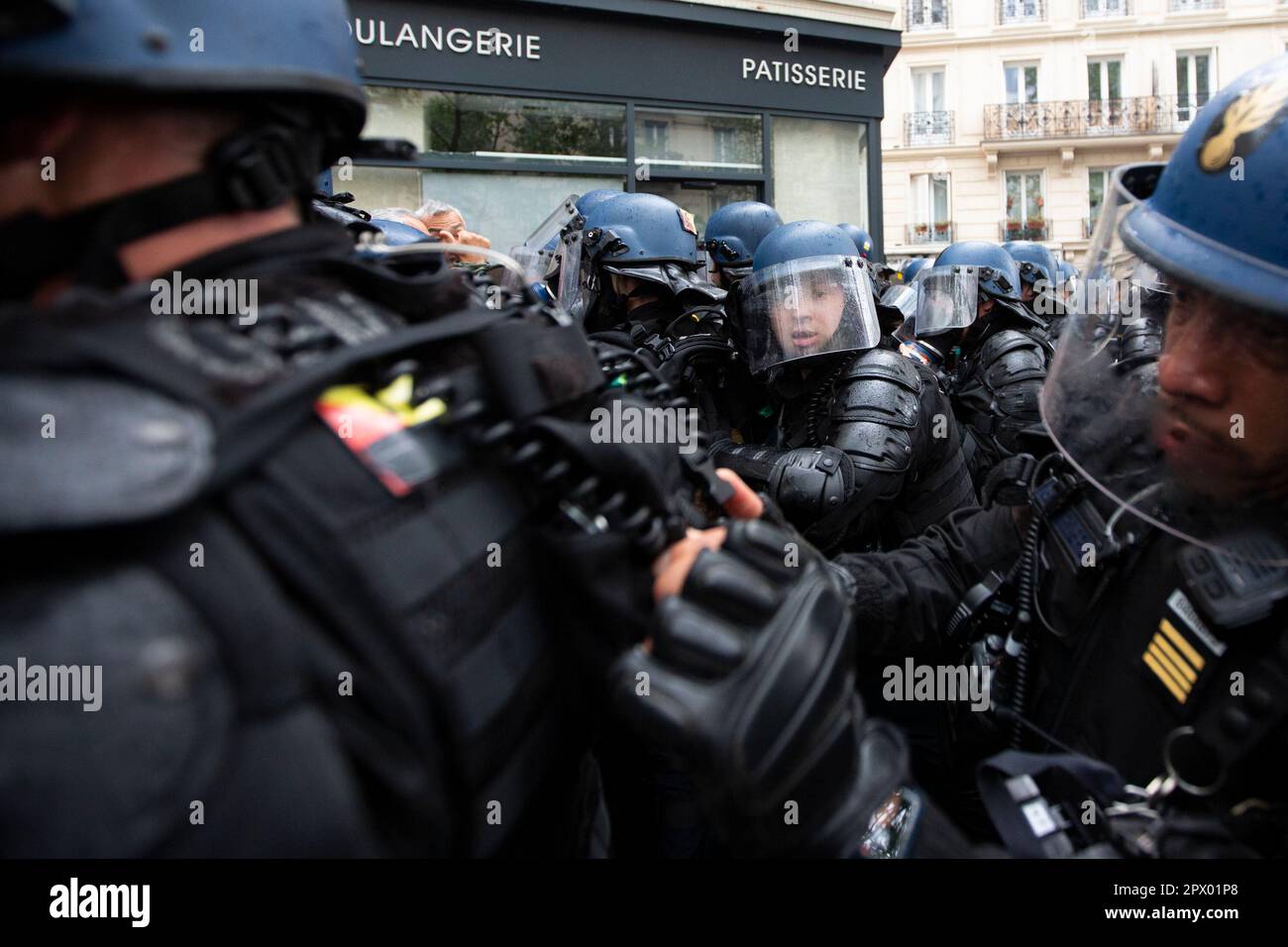 1 mai 2023 affrontements entre manifestants et police française lors des émeutes de Mayday du 1 mai 2023 dans le centre de Paris. Beaucoup de gens se sont présentés pour exprimer leur aversion pour le président Macron et ses politiques actuelles. Banque D'Images
