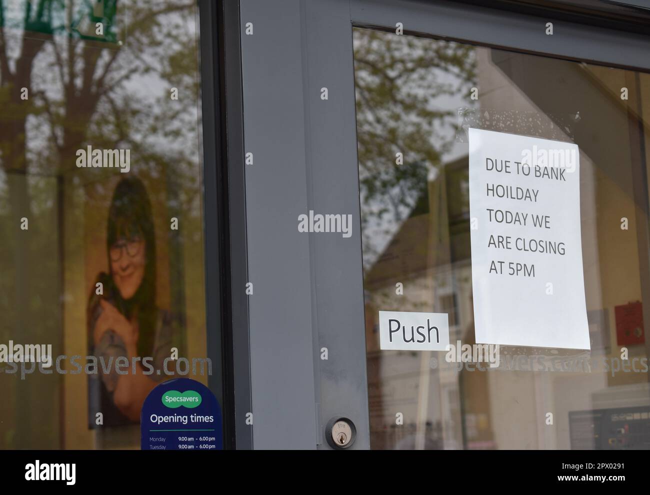 Signe comique chez Specsavers Opticans. Il a l'épeautre « vacances ». Ils auraient dû se rendre à Specsavers. 🤣 Banque D'Images