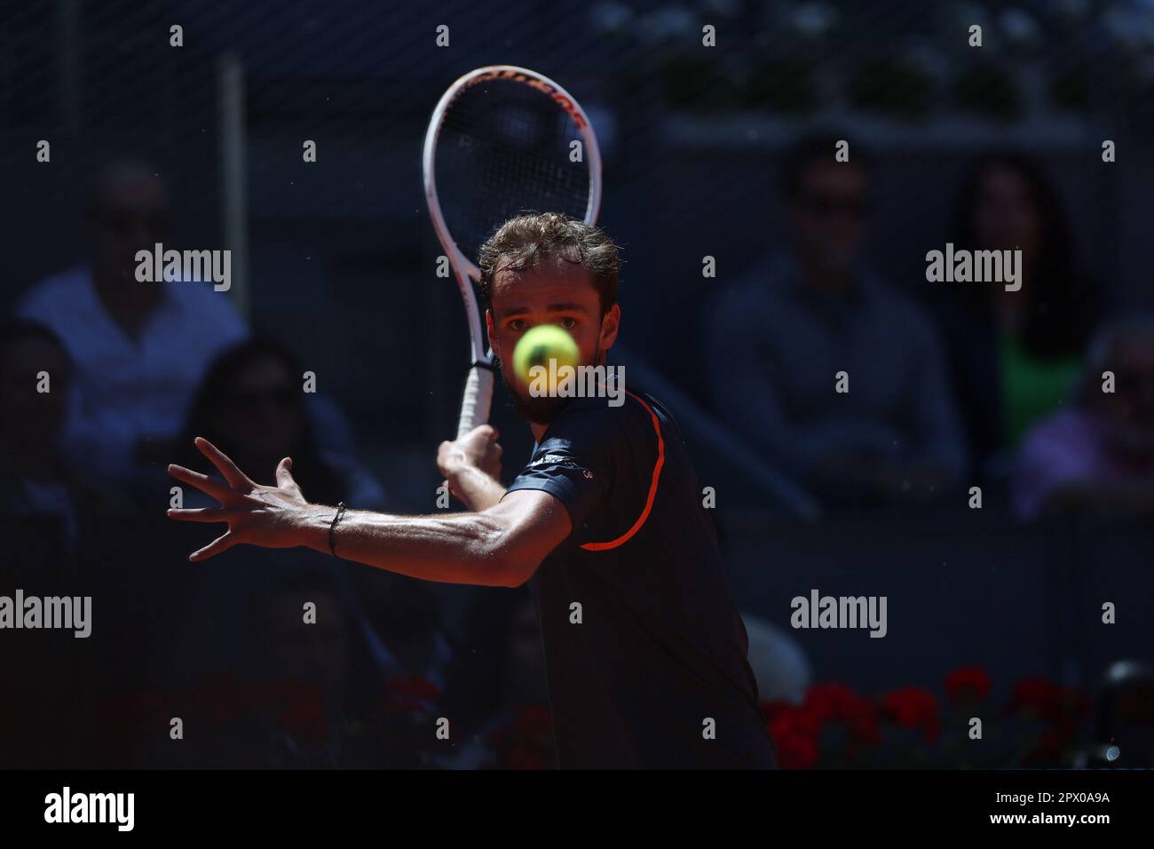 Daniil Medvedev (Rus) en action contre Alexandre Sevchenko (Rus) lors de l'Open de Mutua Madrid 2023, tournoi de tennis Masters 1000 sur 1 mai 2023 à Caja Magica à Madrid, Espagne - photo: Antoine Couvercelle/DPPI/LiveMedia Banque D'Images