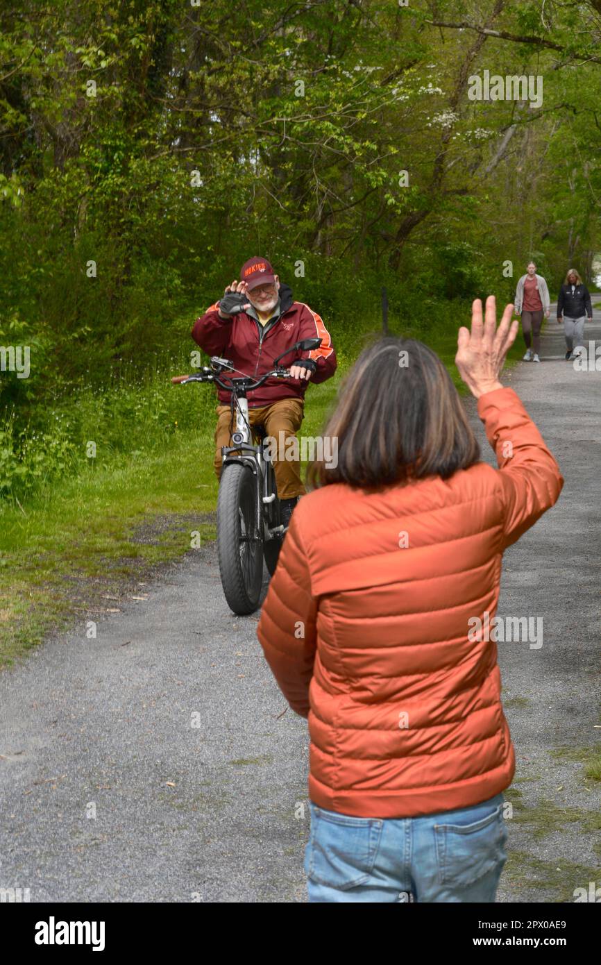 Deux couples seniors longent à vélo le sentier du Creeper de Virginie à Abingdon, en Virginie. Banque D'Images