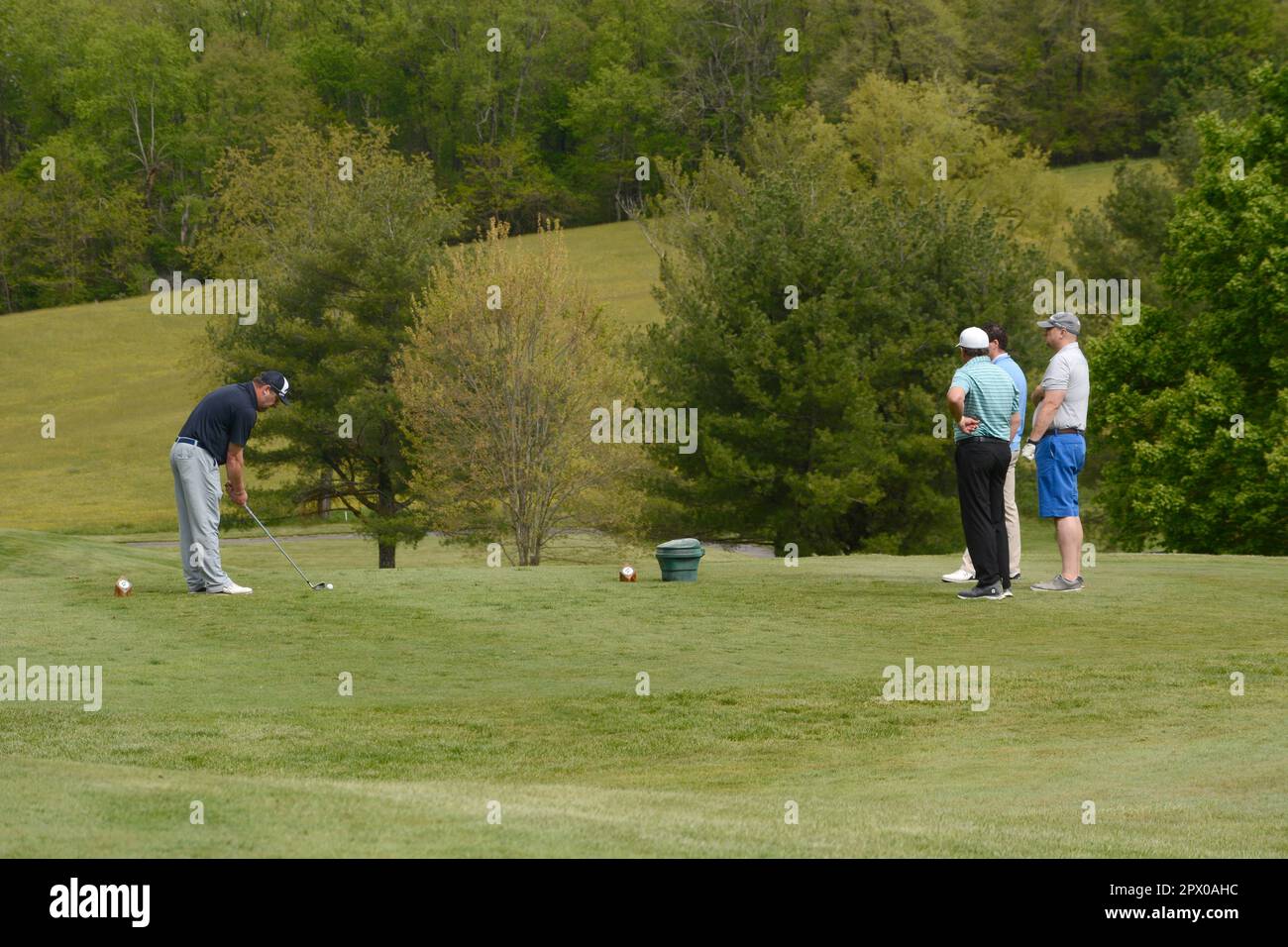 Un professionnel du golf donne des conseils à trois étudiants dans un terrain de golf country club à Abingdon, en Virginie. Banque D'Images