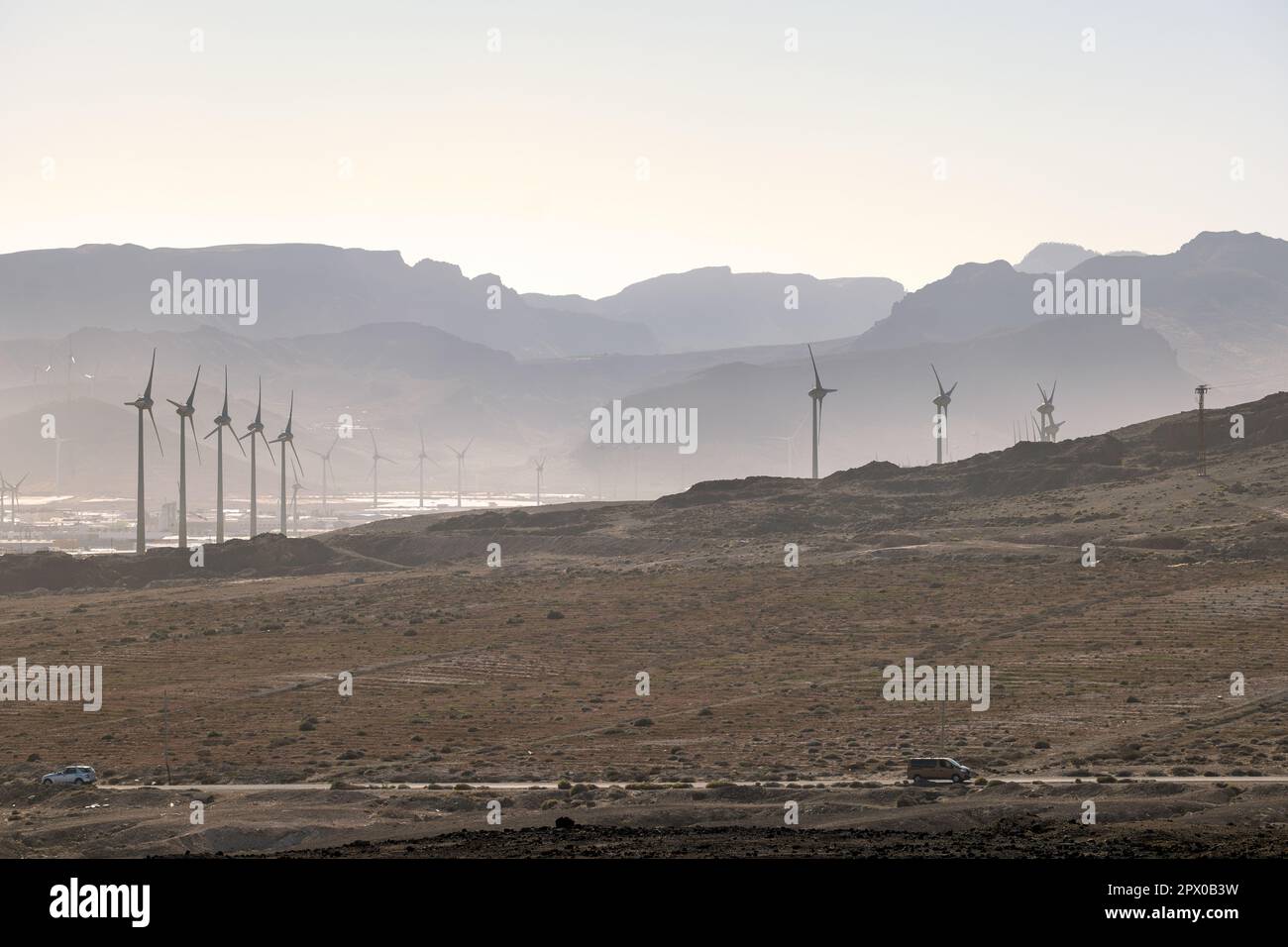 Éoliennes en face de la siluhette de montagne (emplacement: Arinaga, Gran Canaria, Espagne) Banque D'Images