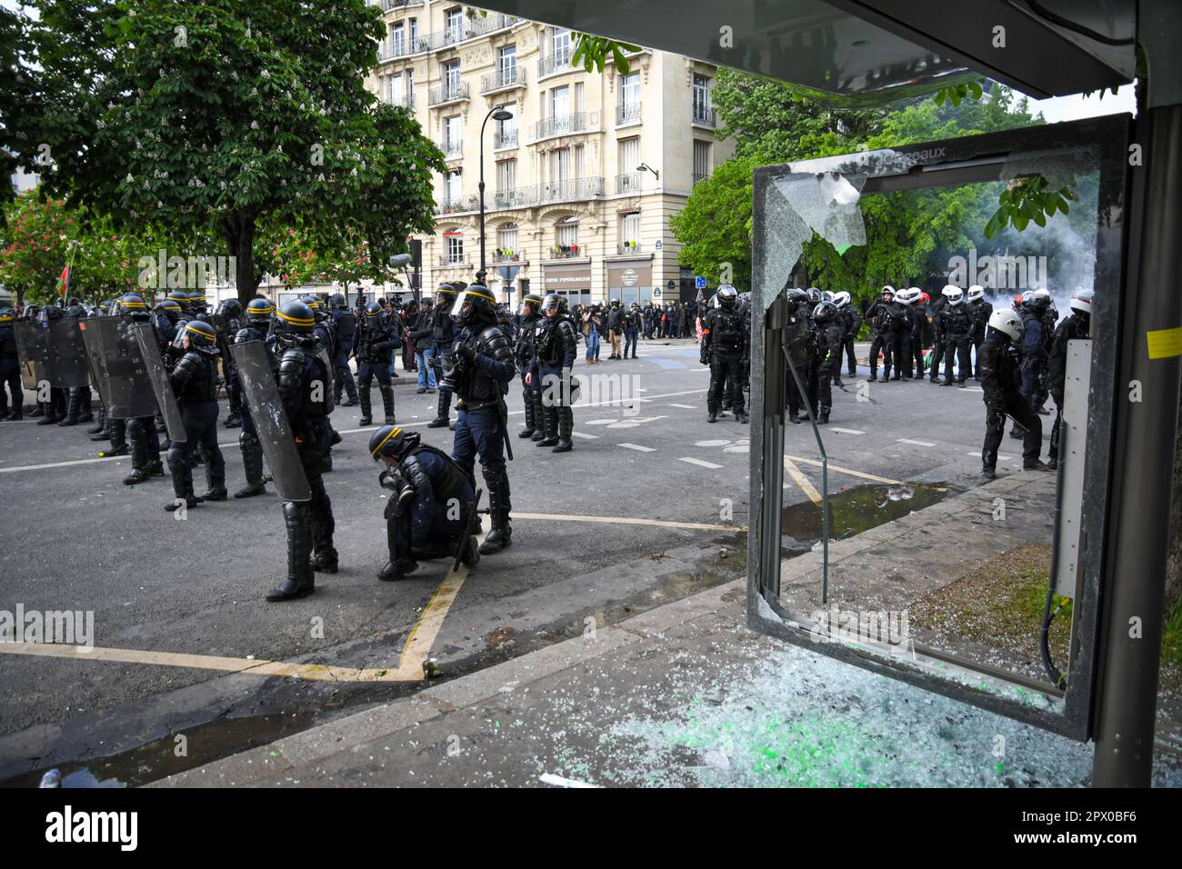 Paris,France,1st mai 2023.Journée internationale des travailleurs. Des milliers de personnes ont protesté et célébré le jour de mai à Paris. Les syndicats, les travailleurs, les étudiants et d'autres ont défilé dans les rues, protestant contre le nouveau système de retraite et plus encore. Certains manifestants sont devenus violents, ont déclenché des incendies et ont détruit des entreprises. La police a utilisé des gaz de taregas et un canon à eau contre les émeutiers. Credit:Pmvfoto/Alamy Live News Banque D'Images