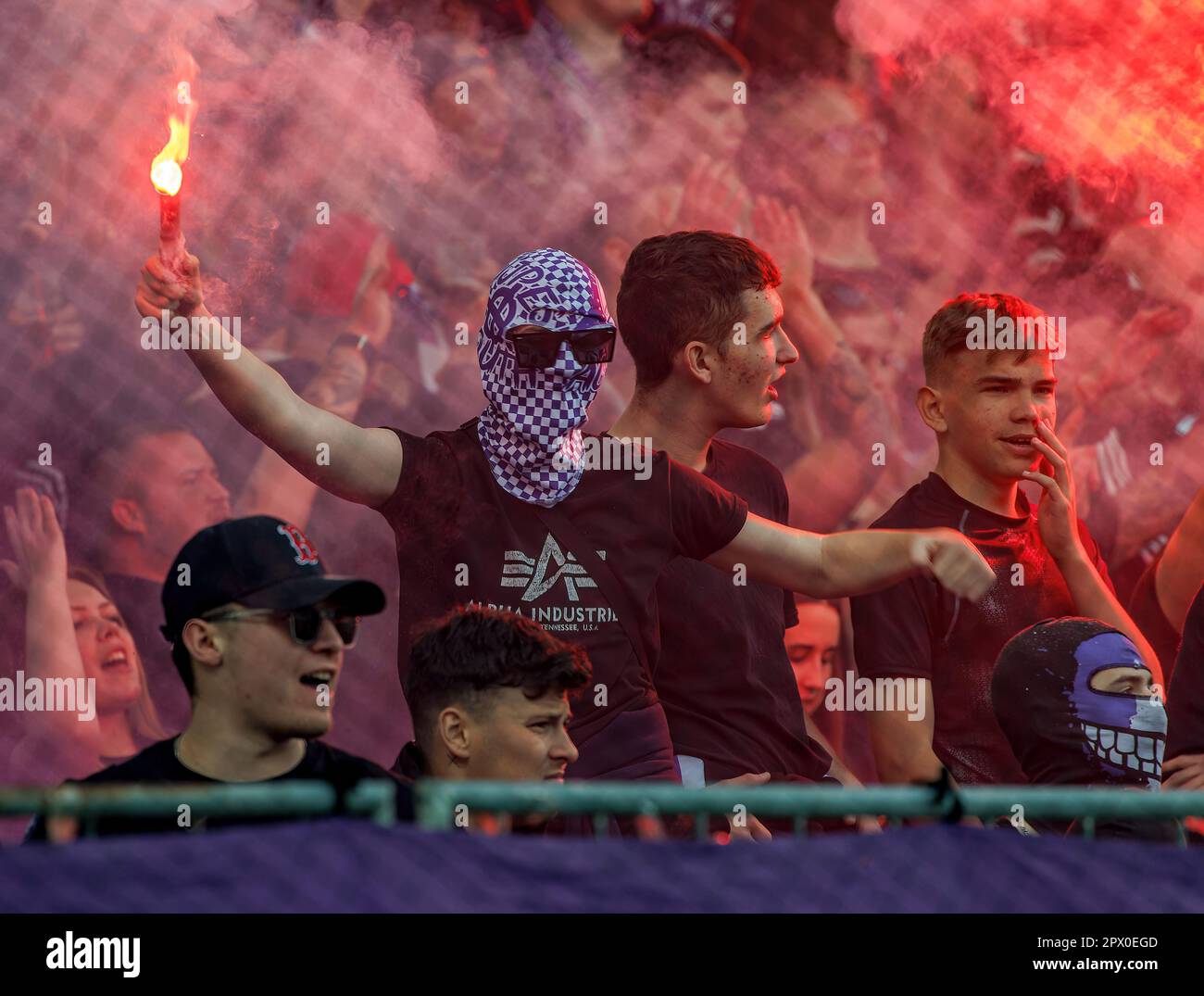 Budapest, Hongrie. 1st mai 2023. Les fans de l'ultra supporter des lumières du FC Ujpest se font entendre lors du match de la Ligue de l'OTP Bank en Hongrie entre le FC Ujpest et le CF Ferencvarosi au stade Szusza Ferenc de 1 mai 2023 à Budapest, en Hongrie. Credit: Laszlo Szirtesi/Alay Live News Banque D'Images