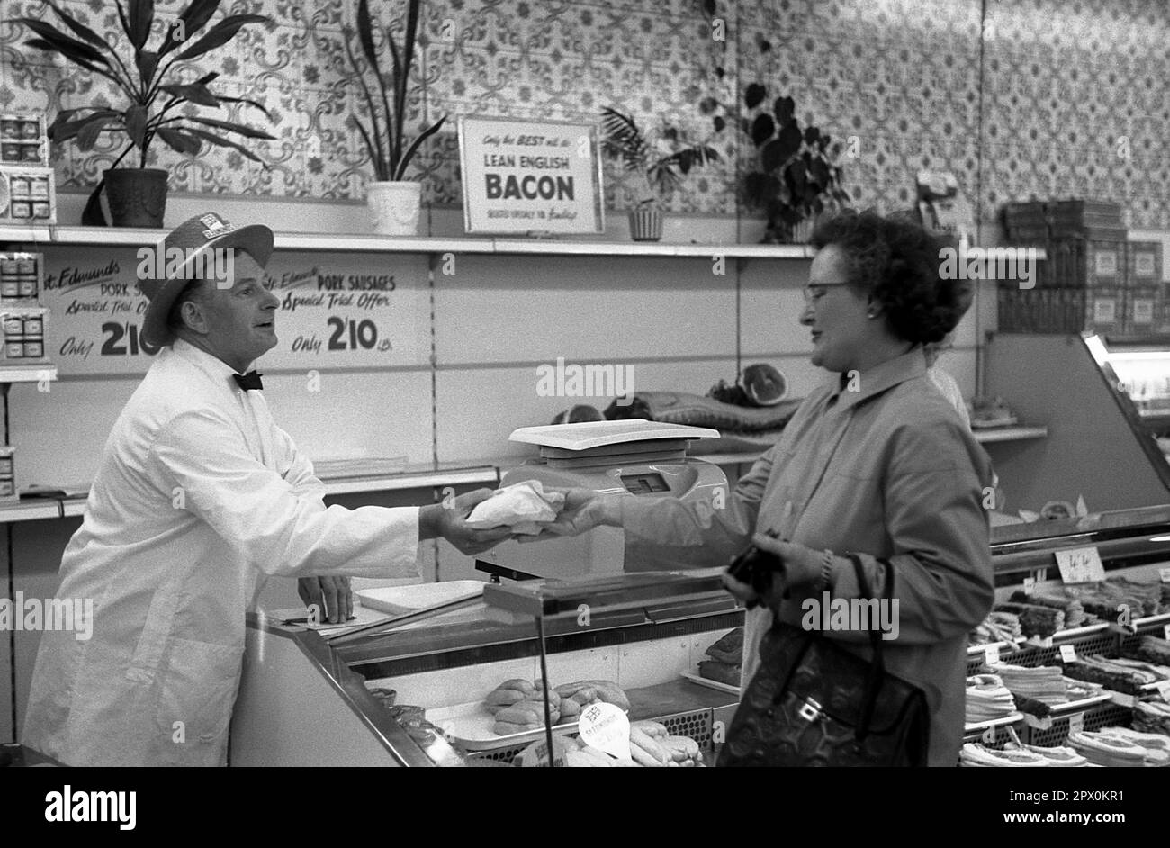 AJAXNETPHOTO. 1975. HAVANT, ANGLETERRE. - SERVICE À LA CLIENTÈLE - AU COMPTOIR DE VIANDE; SHOPPING DANS CO-OP SUPERMARKET.PHOTO:JONATHAN EASTLAND/AJAX REF:202608 64 Banque D'Images
