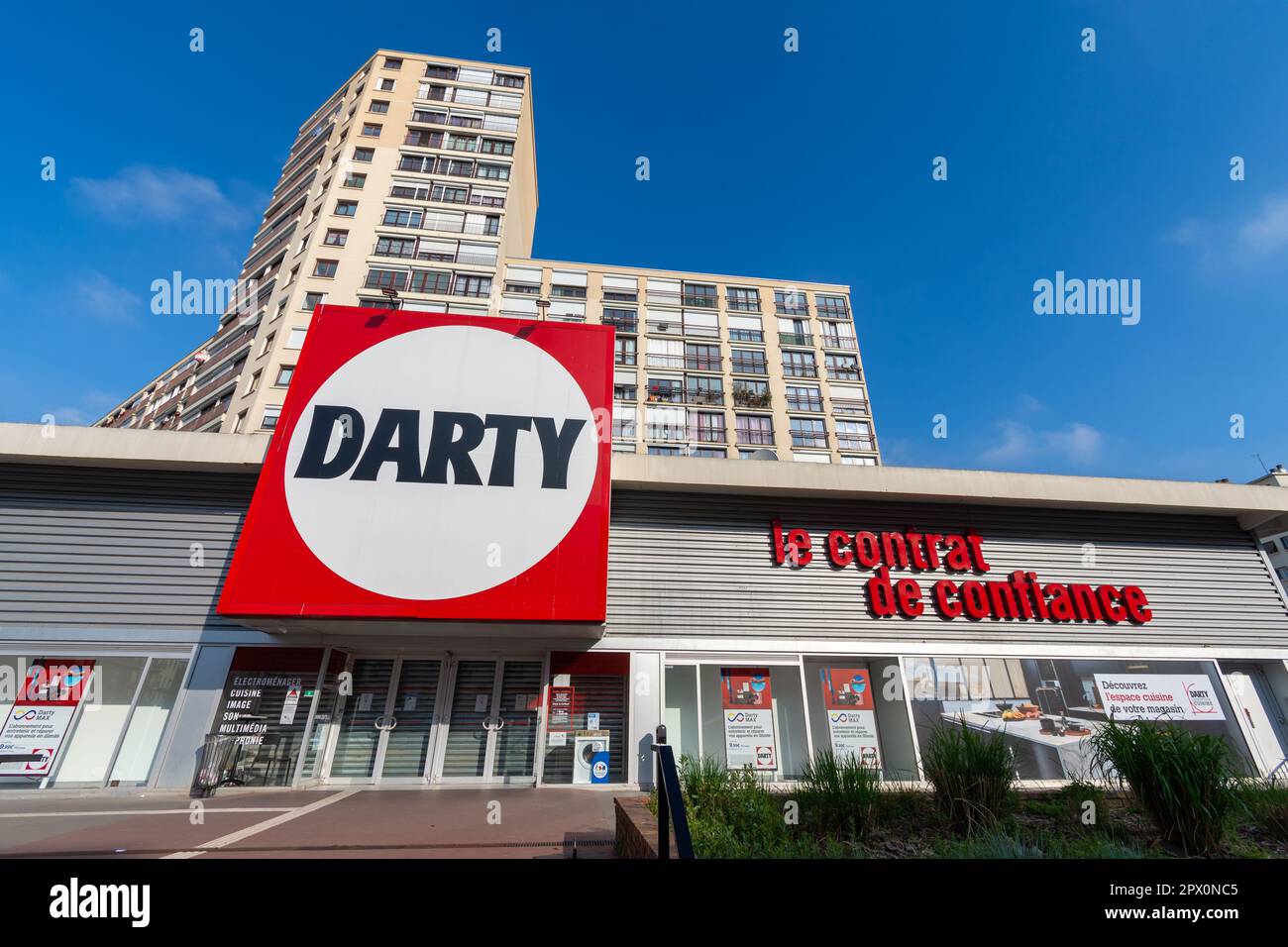 Vue extérieure d'un magasin Darty, une entreprise française spécialisée dans la vente au détail d'appareils ménagers, d'ordinateurs, de téléphones et d'équipements audiovisuels Banque D'Images