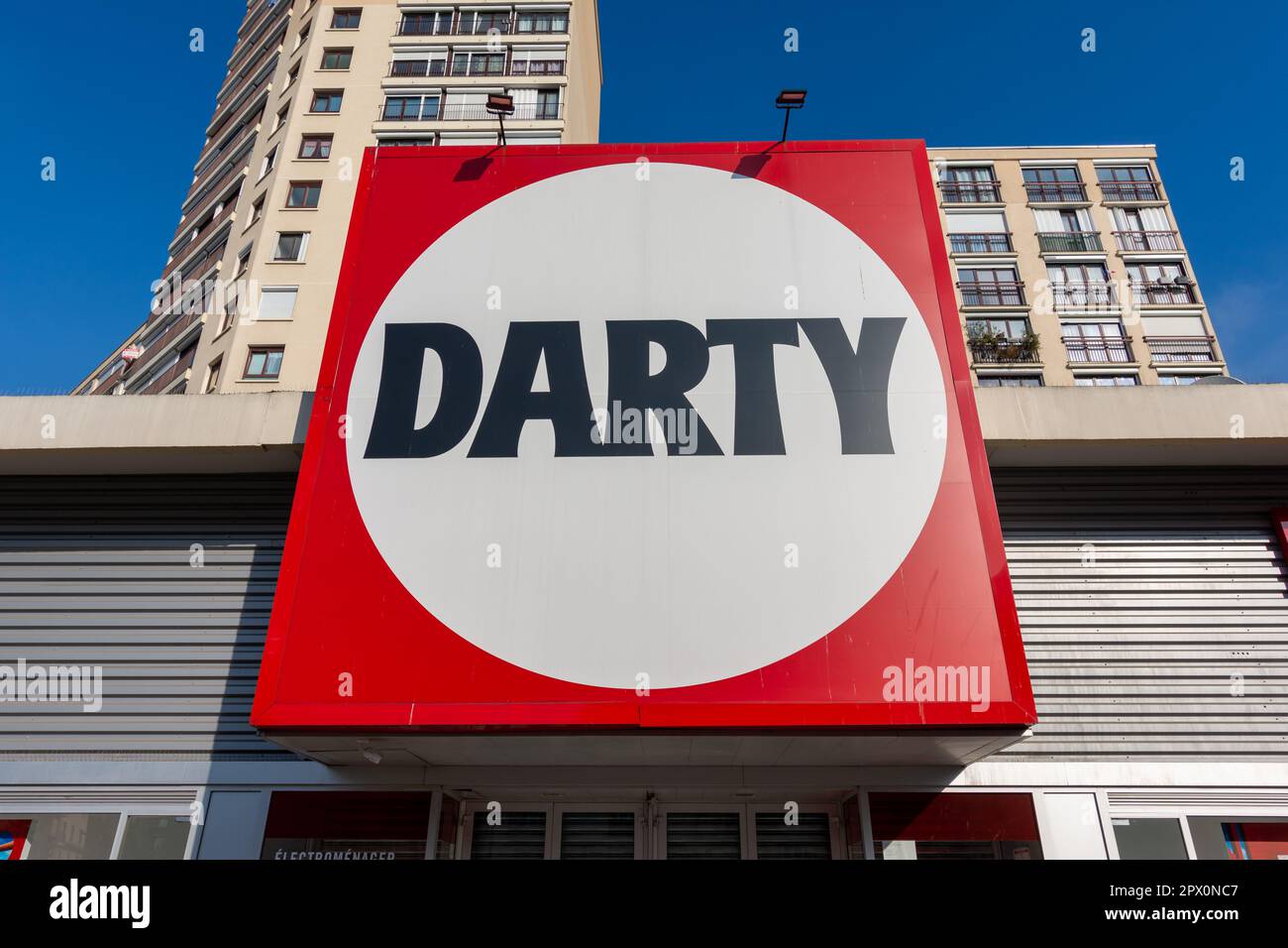 Signe commercial et logo d'un magasin Darty, une entreprise française spécialisée dans la vente au détail d'appareils ménagers, d'ordinateurs, de téléphones et d'équipements audiovisuels Banque D'Images