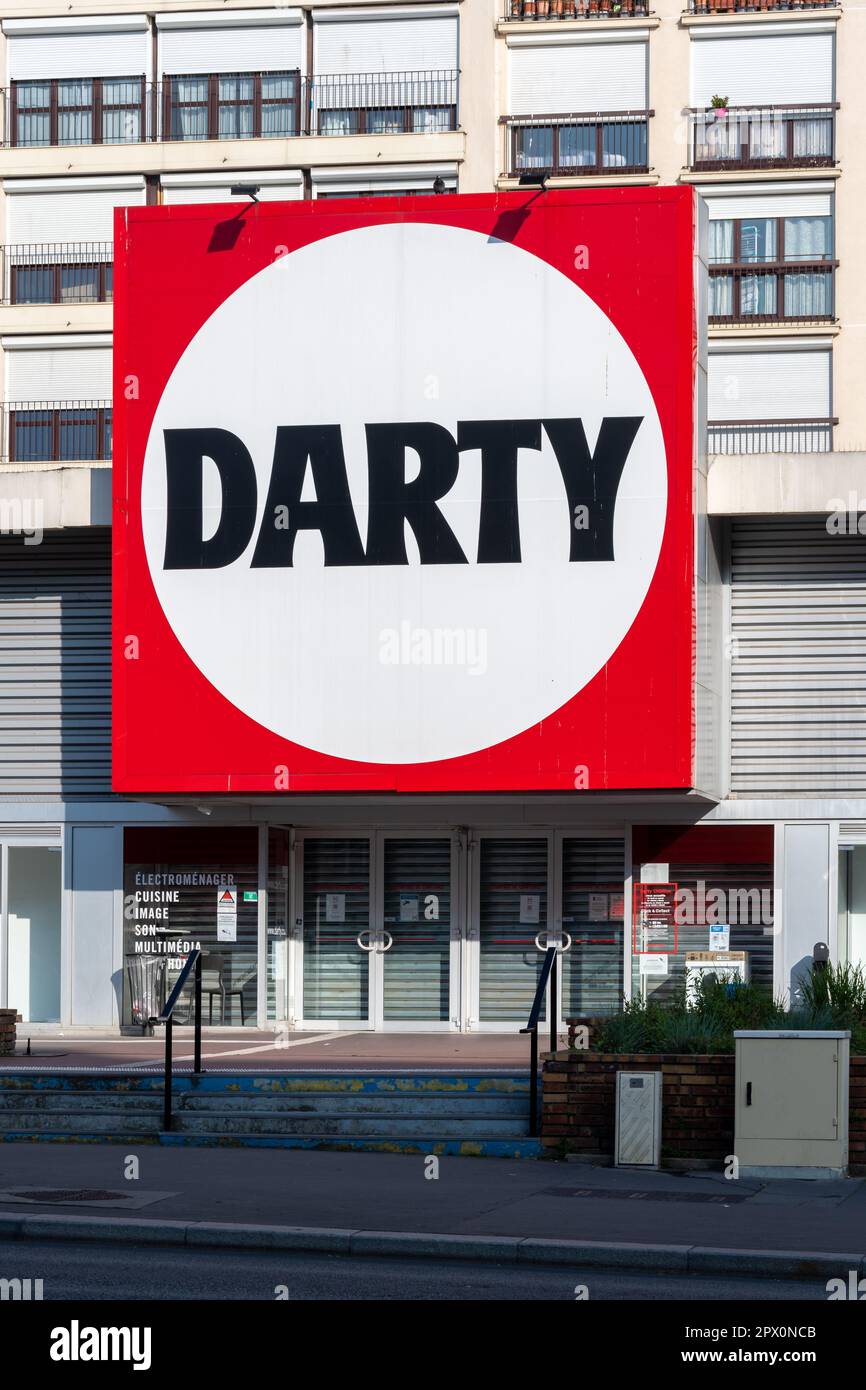 Entrée dans un magasin Darty, une entreprise française spécialisée dans la vente au détail d'appareils ménagers, d'ordinateurs, de téléphones et d'équipements audiovisuels Banque D'Images