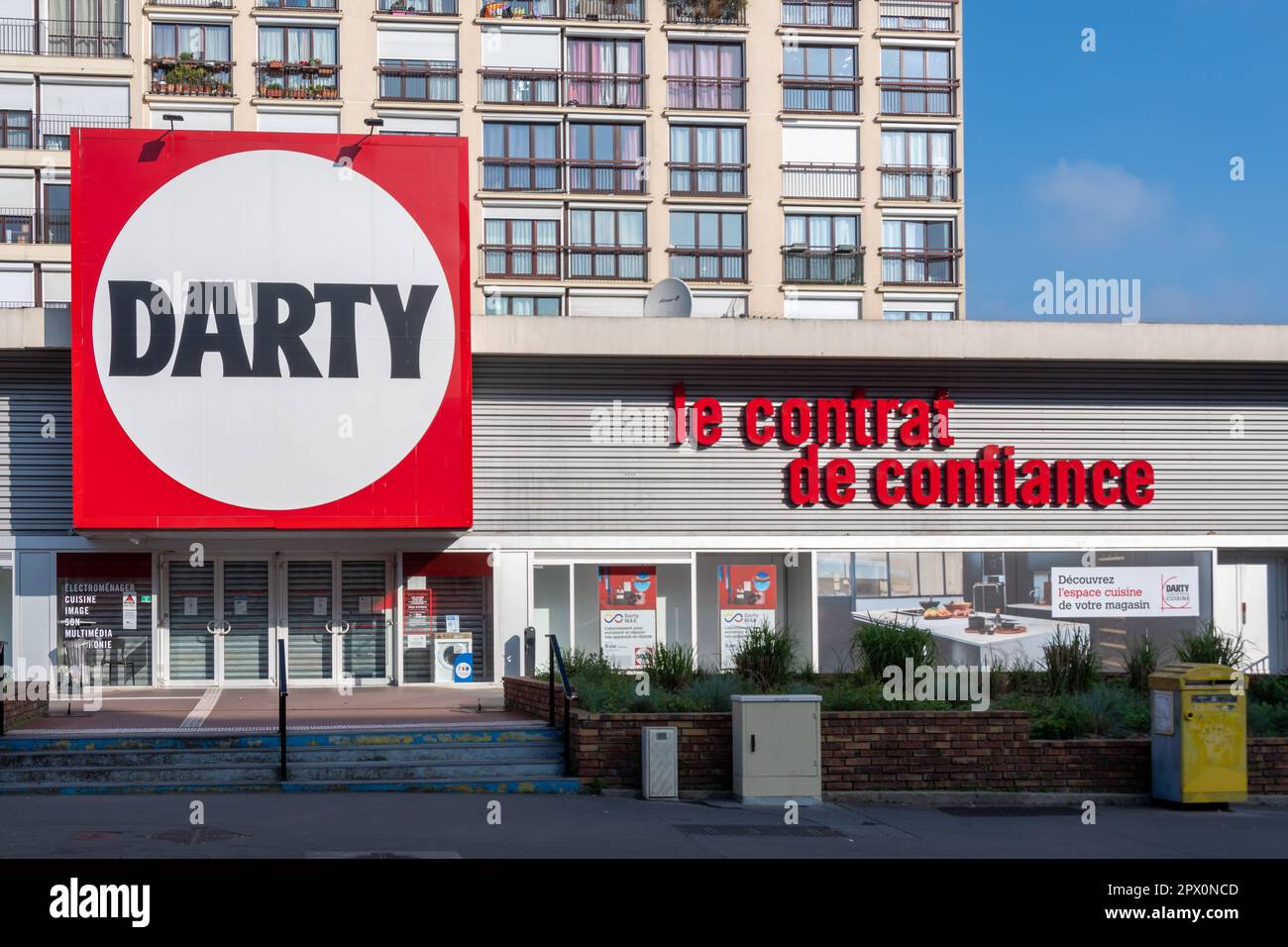 Vue extérieure d'un magasin Darty, une entreprise française spécialisée dans la vente au détail d'appareils ménagers, d'ordinateurs, de téléphones et d'équipements audiovisuels Banque D'Images