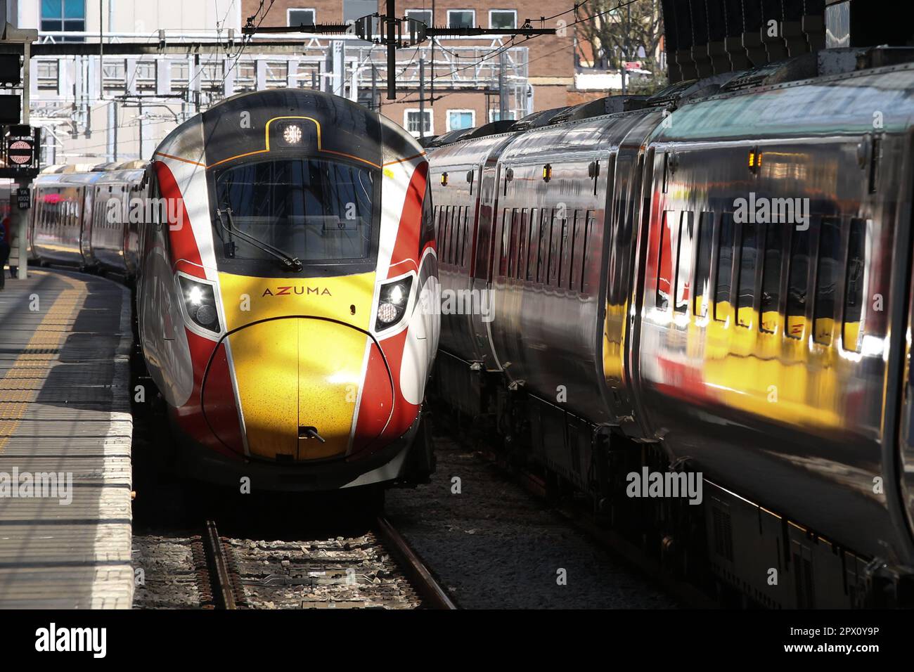 Londres, Royaume-Uni. 29th avril 2023. A London North Eastern Railway est un train britannique (LNER) arrive à une gare de Londres. (Photo par Steve Taylor/SOPA Images/Sipa USA) crédit: SIPA USA/Alay Live News Banque D'Images