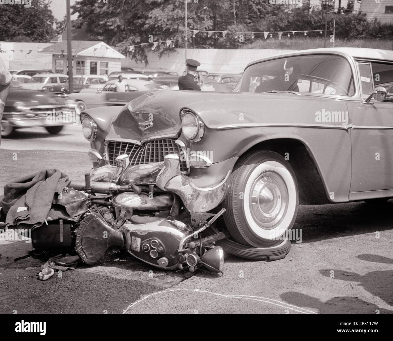 1950S MOTO ÉCRASÉE SOUS L'EXTRÉMITÉ AVANT D'UNE VOITURE - M2961 HAR001 HARS HAR001 À L'ANCIENNE Banque D'Images