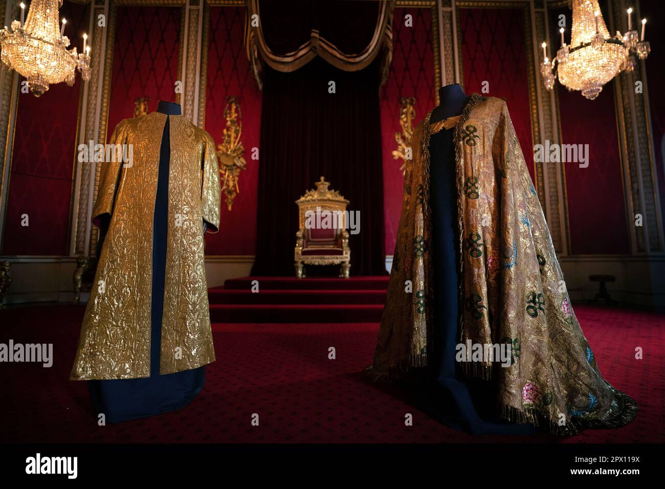Les vêtements de Coronation, comprenant la Supertunica (à gauche) et le  manteau impérial (à droite), exposés dans la salle du Trône à Buckingham  Palace, Londres. Les vêtements seront portés par le roi