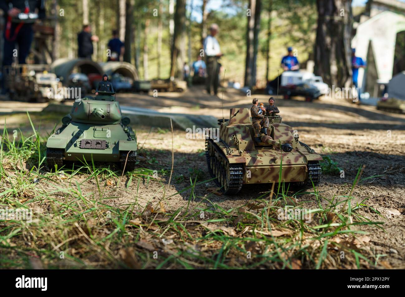 Modèles RC d'un char moyen soviétique T-34 et d'un fusil d'assaut allemand StuG III Ausf. G. rencontre des fans de voitures rétro du bloc de l'est (Ostfahrzeugtreffen) Banque D'Images