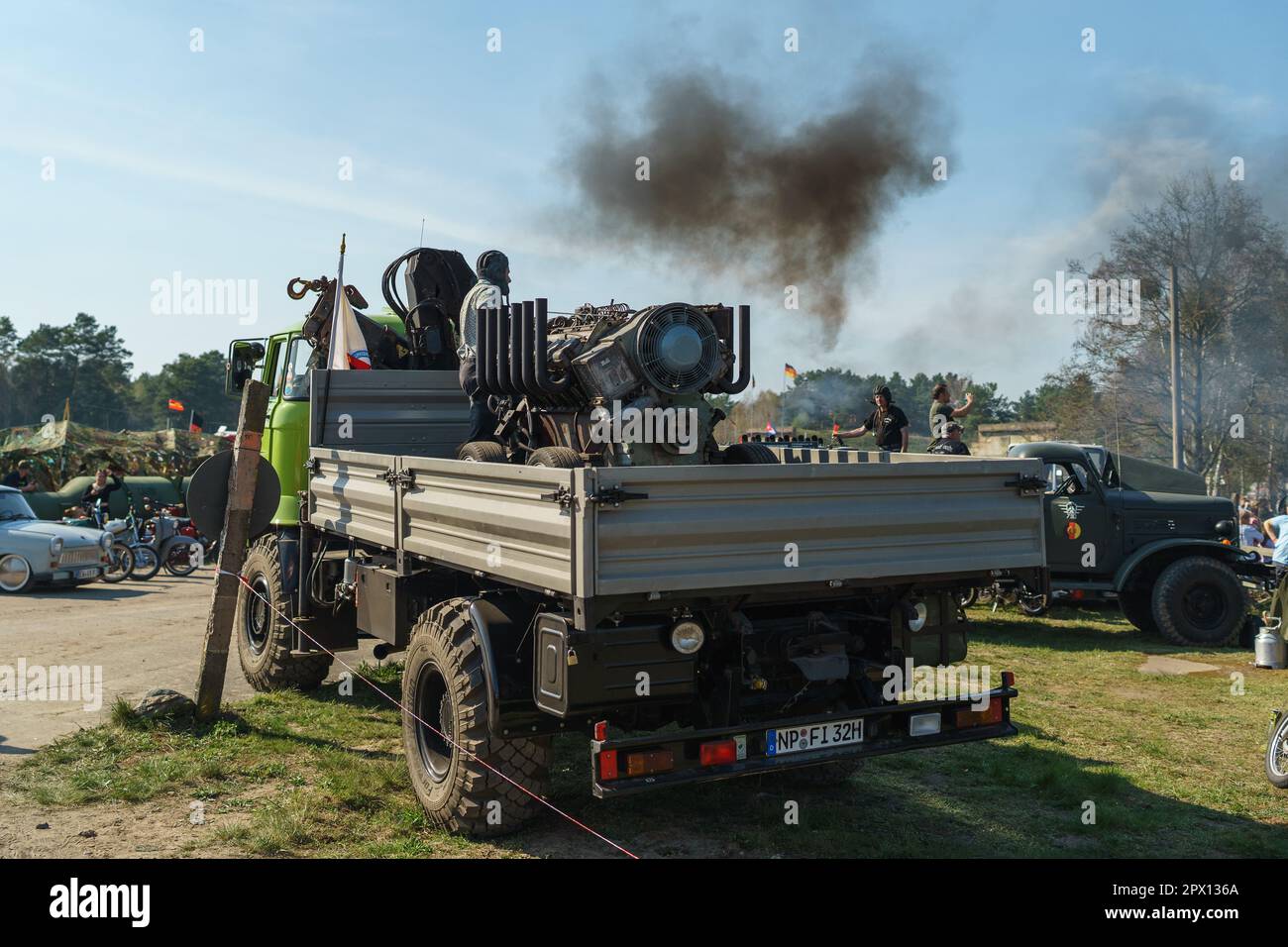 FINOWFURT, ALLEMAGNE - 22 AVRIL 2023 : moteur diesel en fonctionnement dans la carrosserie. Rencontre des fans de voitures rétro du bloc de l'est (Ostfahrzeugtreffen). Banque D'Images