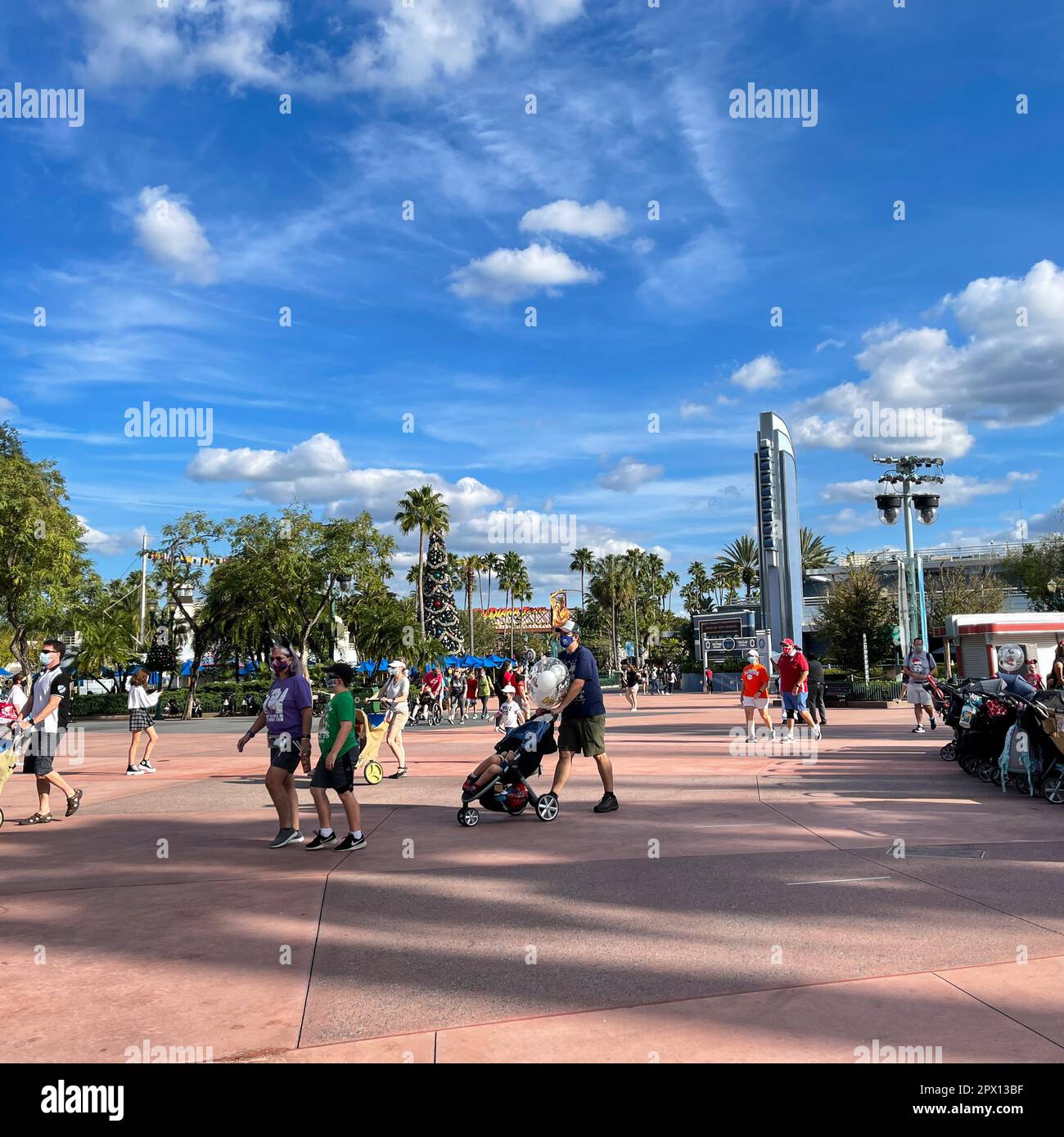 Orlando, FL USA- 28 novembre 2020: Les gens qui marchent autour de Hollywood Studios Walt Disney World à Orlando, Floride. Banque D'Images