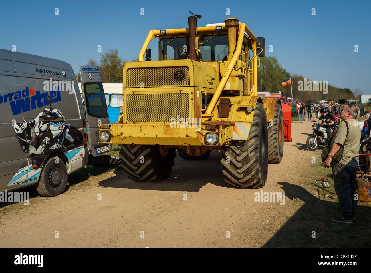 FINOWFURT, ALLEMAGNE - 22 AVRIL 2023 : tracteur à usage intensif soviétique Kirovets K-701. Rencontre des fans de voitures rétro du bloc de l'est (Ostfahrzeugtreffen). Banque D'Images