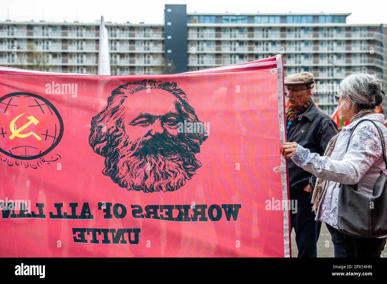 On voit une femme portant une grande bannière avec le portrait de Karl Marx. Le jour de la Journée internationale du travail, également connue sous le nom de Fête du travail, à Amsterdam, les gens ont marché pour exiger des conditions de travail équitables telles qu'un salaire minimum de 14 euros par heure, des contrats permanents, un bon logement social, un bon système de retraite, un accès gratuit à des soins de santé complets (mentaux) et une éducation gratuite. Des milliers de personnes ont pris les rues d'Amsterdam. Aux pays-Bas, la fête du travail n'entraîne généralement pas de perturbations. (Photo par Ana Fernandez/SOPA Images/Sipa USA) Banque D'Images