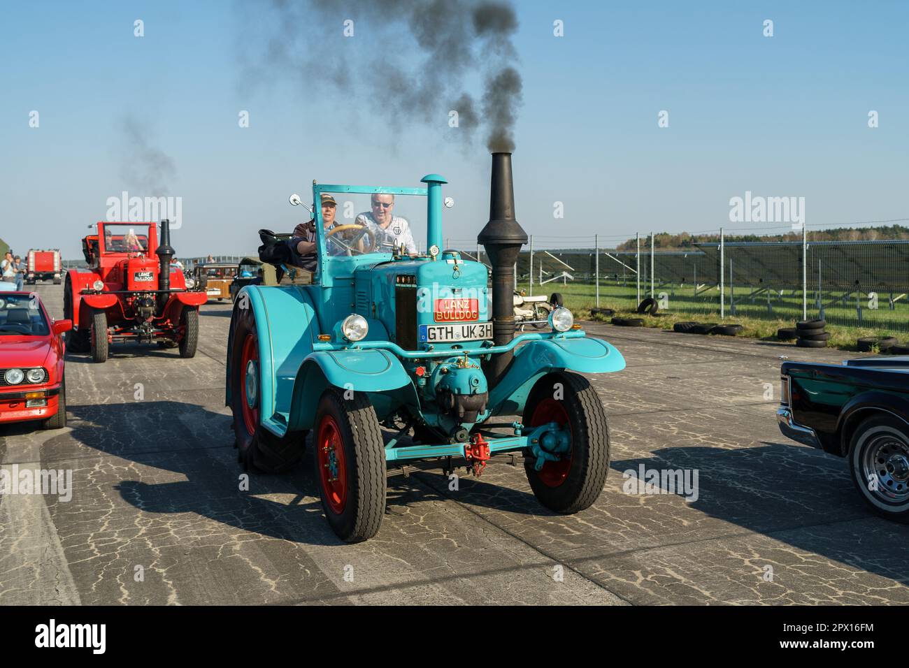 FINOWFURT, ALLEMAGNE - 22 AVRIL 2023 : Bulldog Tractor Lanz. Rencontre des fans de voitures rétro du bloc de l'est (Ostfahrzeugtreffen). Banque D'Images