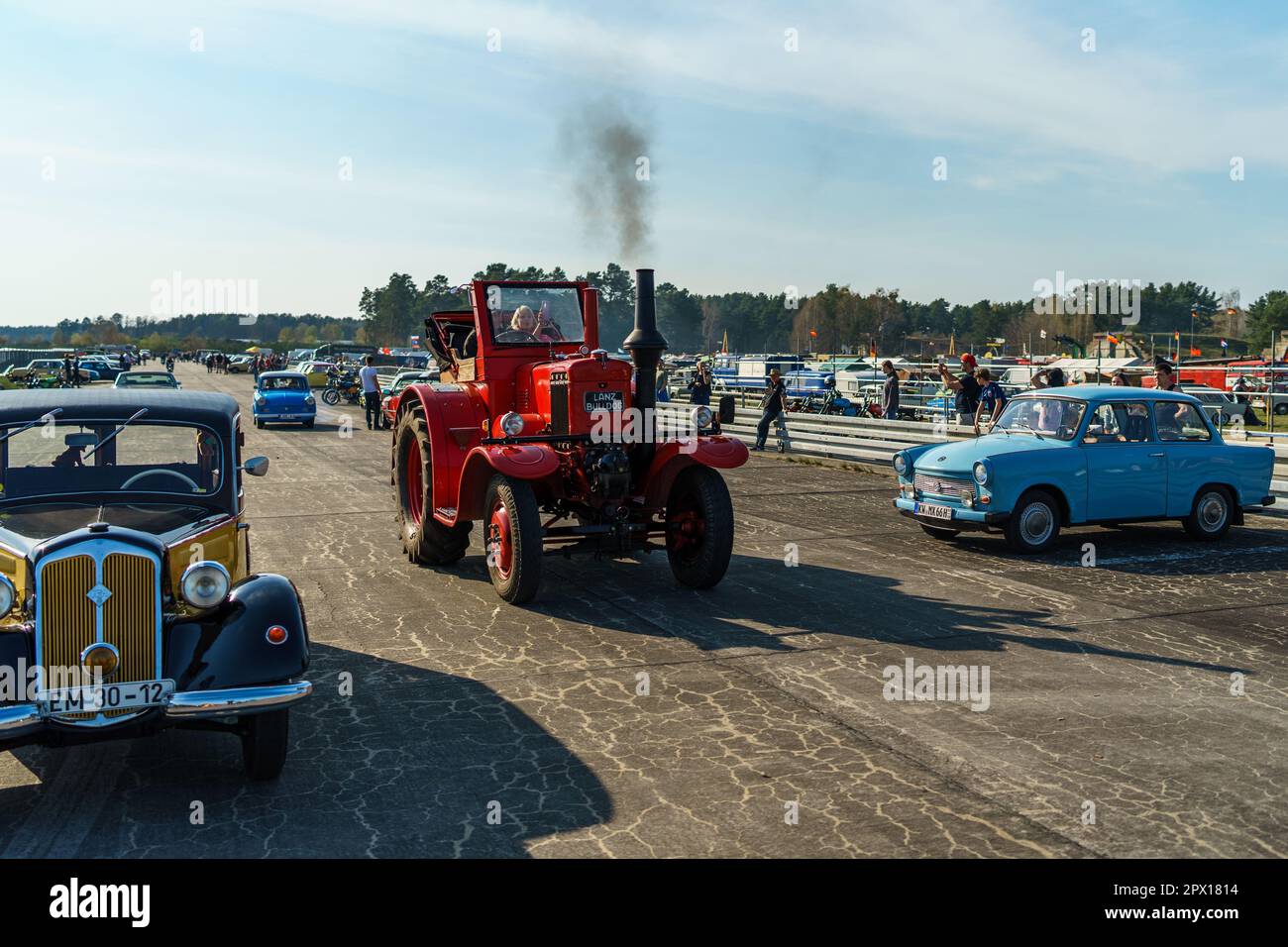FINOWFURT, ALLEMAGNE - 22 AVRIL 2023 : Bulldog Tractor Lanz. Rencontre des fans de voitures rétro du bloc de l'est (Ostfahrzeugtreffen). Banque D'Images
