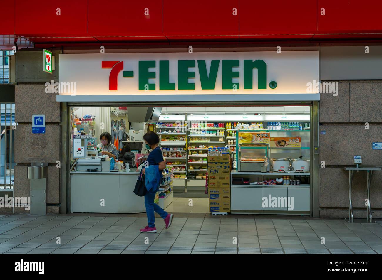Élévation avant d'un magasin Taiwan 7-11 avec un piéton passant Banque D'Images