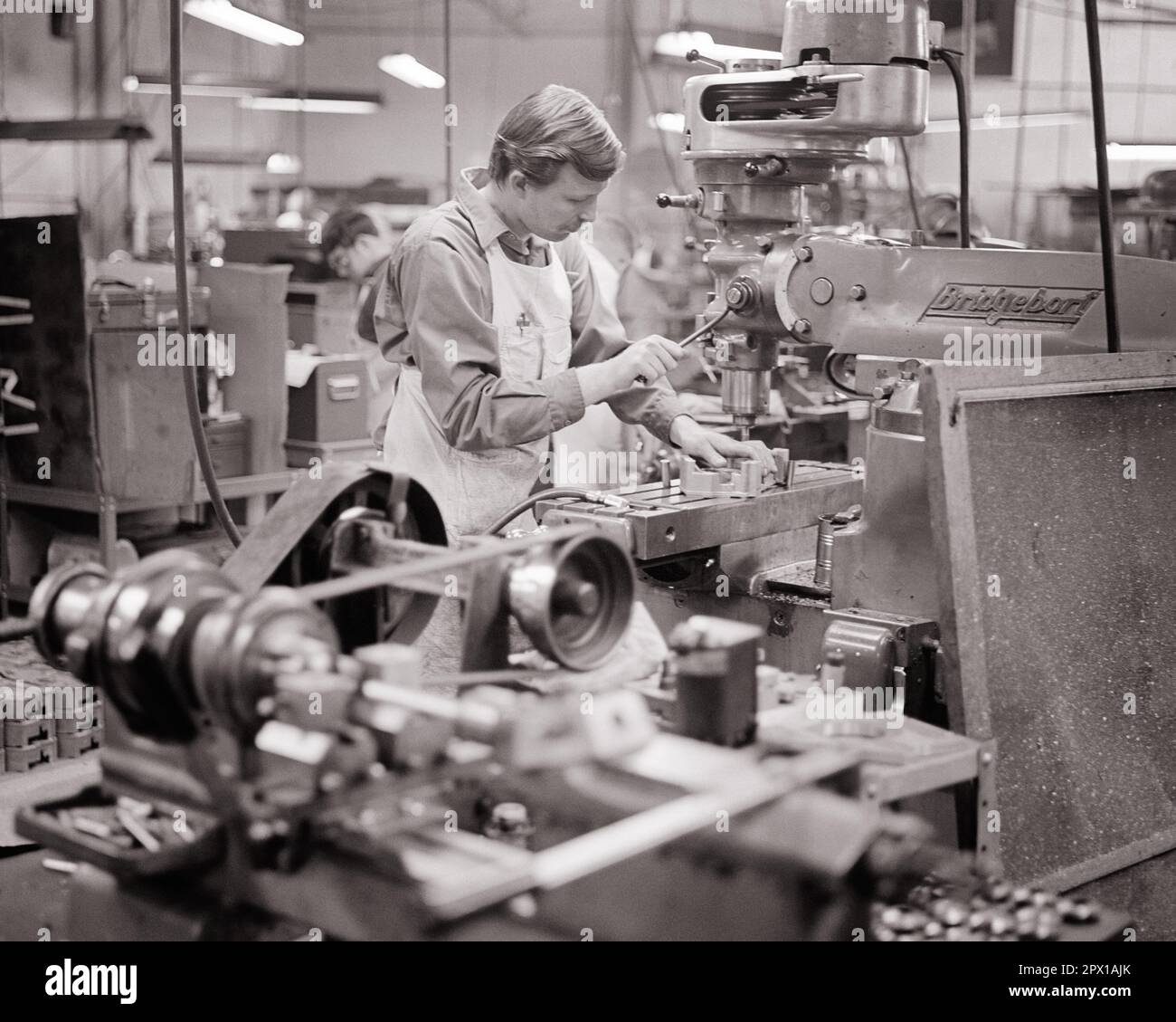 1960S PERSONNES TRAVAILLANT DANS UN ATELIER DE MACHINES EXPLOITANT UNE ...