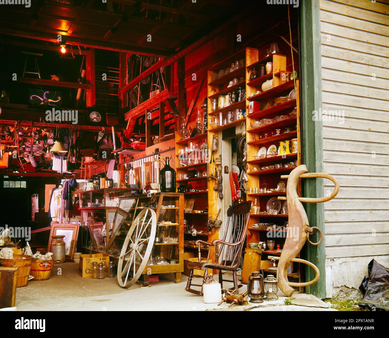1970S JOUG DE BOEUFS PENCHÉE DANS UNE PORTE OUVERTE À LA BOUTIQUE D'ANTIQUITÉS DE CAMPAGNE RURALE DANS LA GRANGE - KI4213 PHT001 ENTREPRISES HARS À L'ANCIENNE Banque D'Images