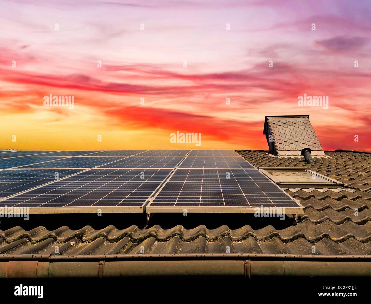 Panneaux solaires produisant de l'énergie propre sur le toit d'une maison résidentielle Banque D'Images