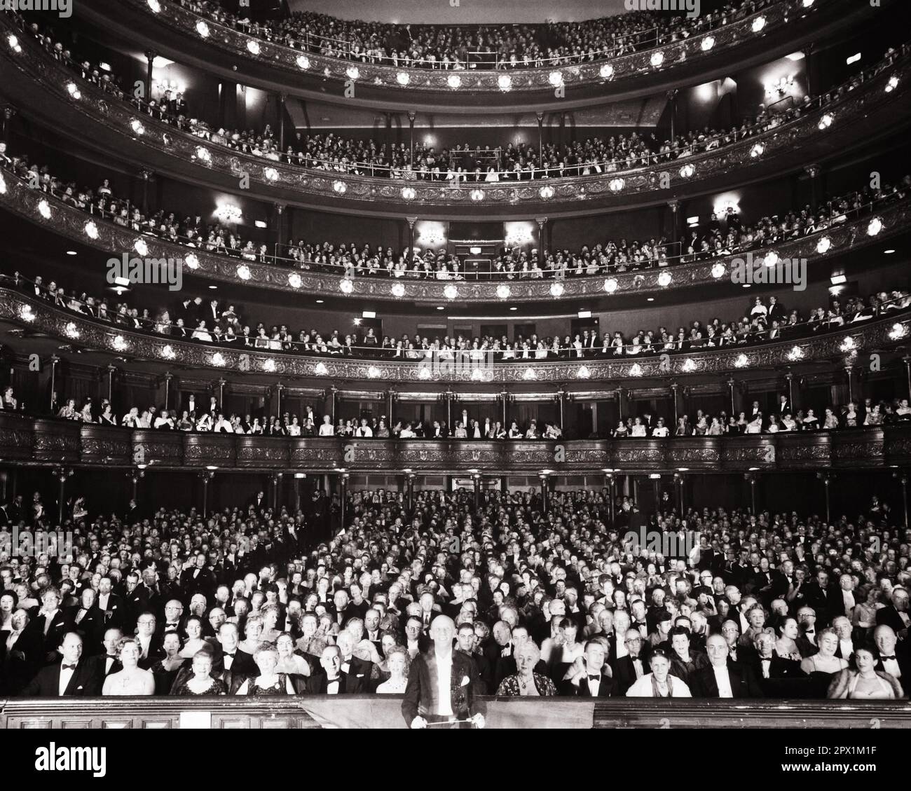 LE PUBLIC DE LA SOIRÉE D'OUVERTURE DE 1950S REMPLIT L'ANCIEN OPÉRA MÉTROPOLITAIN DE BROADWAY ET 39TH STREET DÉMOLI EN 1967 NYC USA - Q75041 CPC001 HARS ENTERTAINMENT B&W AMÉRIQUE DU NORD OPERA EYE CONTACT NORTH AMERICAN PERFORMING ARTS RÊVES BONHEUR TÊTE ET ÉPAULES LOISIRS ET EXCITATION 1967 NEW YORK CITY METROPOLITAN ÉLÉGANT SUPPORT NEW YORK CITY PANORAMIQUE BROADWAY TOGETHERNESS NOIR ET BLANC DÉMOLI À L'ANCIENNE Banque D'Images