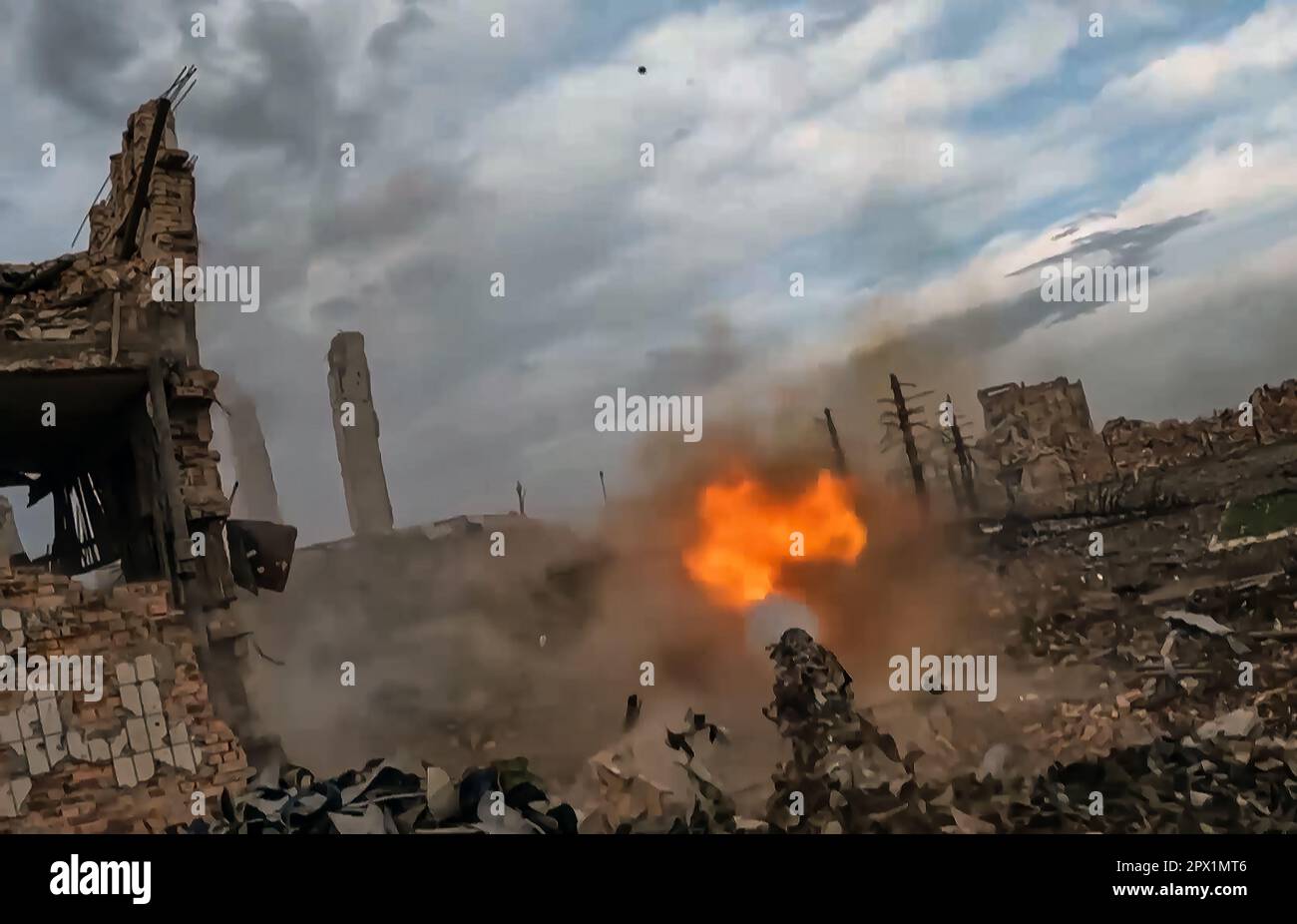 Lieu inconnu, Ukraine. 01st mai 2023. Les soldats russes des équipages de chars T-72B3 du sud du Maryland lancent les frappes sur des cibles ukrainiennes, à partir d'un emplacement inconnu sur 1 mai 2023. Photo du ministère russe de la Défense/UPI crédit: UPI/Alay Live News Banque D'Images