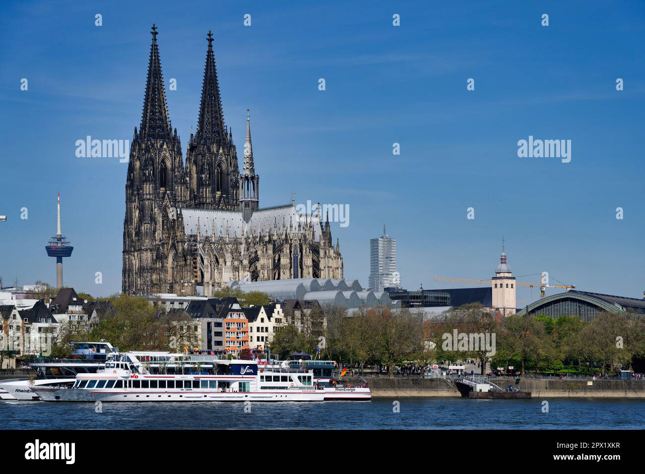 cologne, allemagne avril 30 2023: Bateaux d'excursion décorés sur les rives du rhin en face de la cathédrale de Cologne dans la vieille ville de cologne Banque D'Images