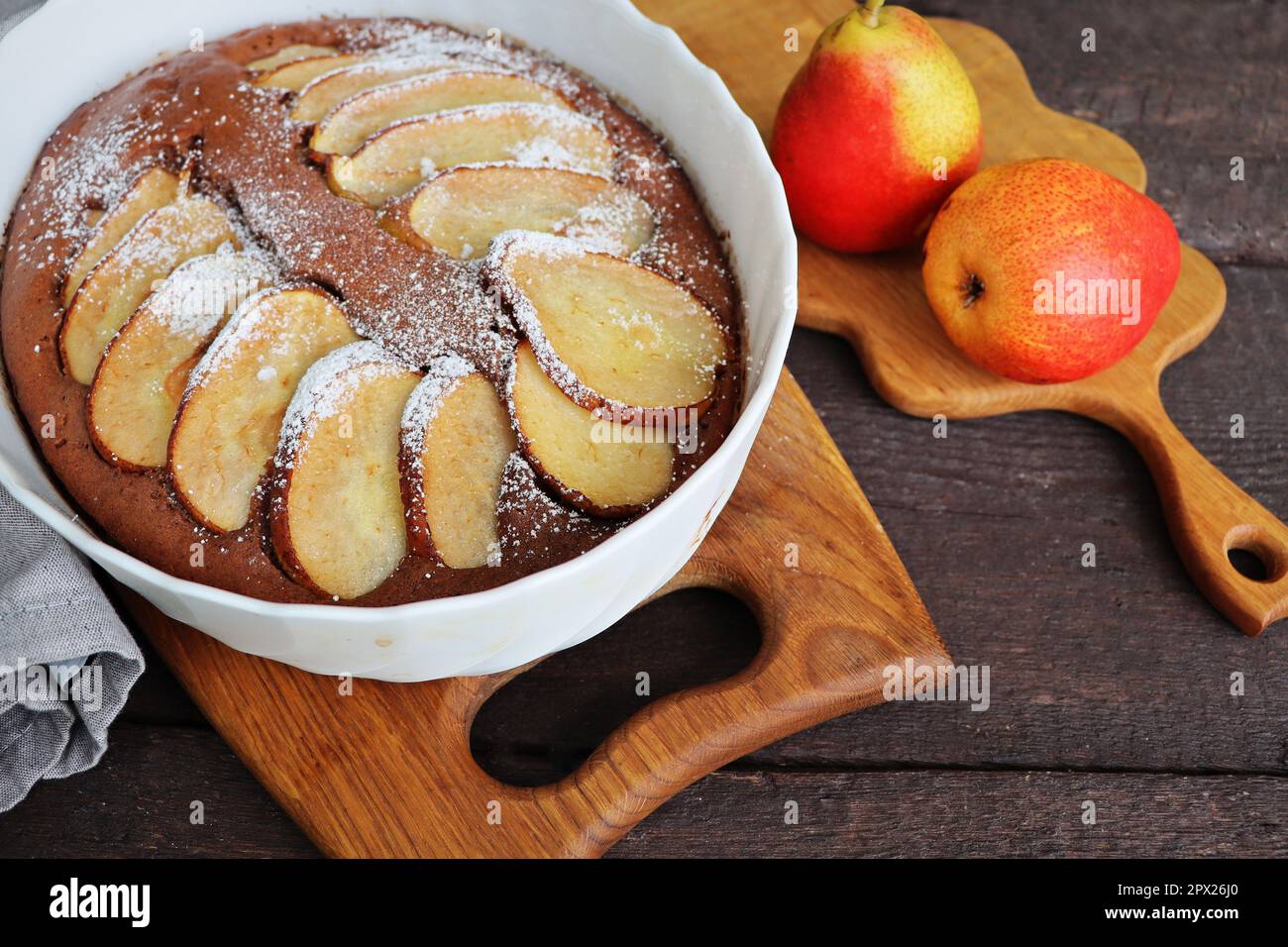 Brownie au chocolat avec une poire dans un plat de cuisson. Style culinaire. Arrière-plan de l'automne. Ingrédients pour sa préparation . Banque D'Images