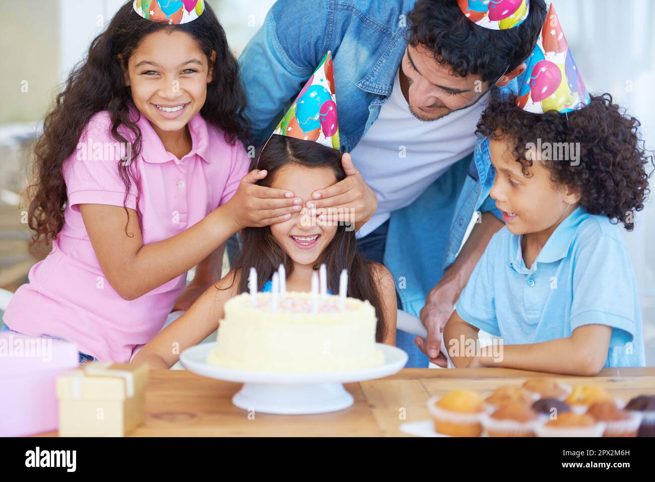 Shes obtenir une surprise d'anniversaire. une fille couvrant les yeux de ses amis à sa fête d'anniversaire. Banque D'Images