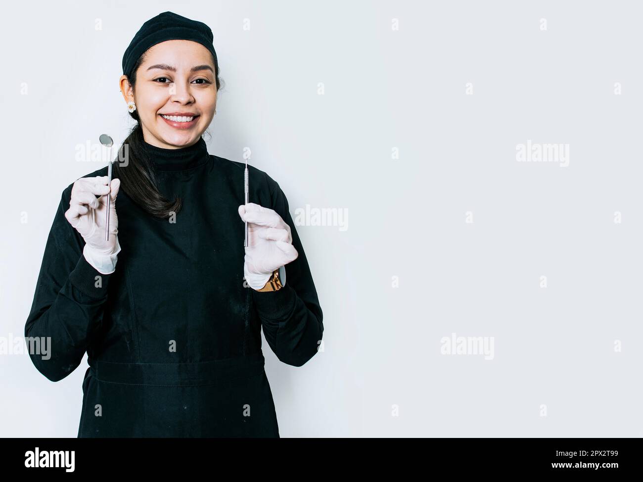 Portrait d'un dentiste avec outils dentaires, portrait d'une femme dentiste avec miroir et sonde dentaire, femme dentiste isolée avec outils dentaires Banque D'Images