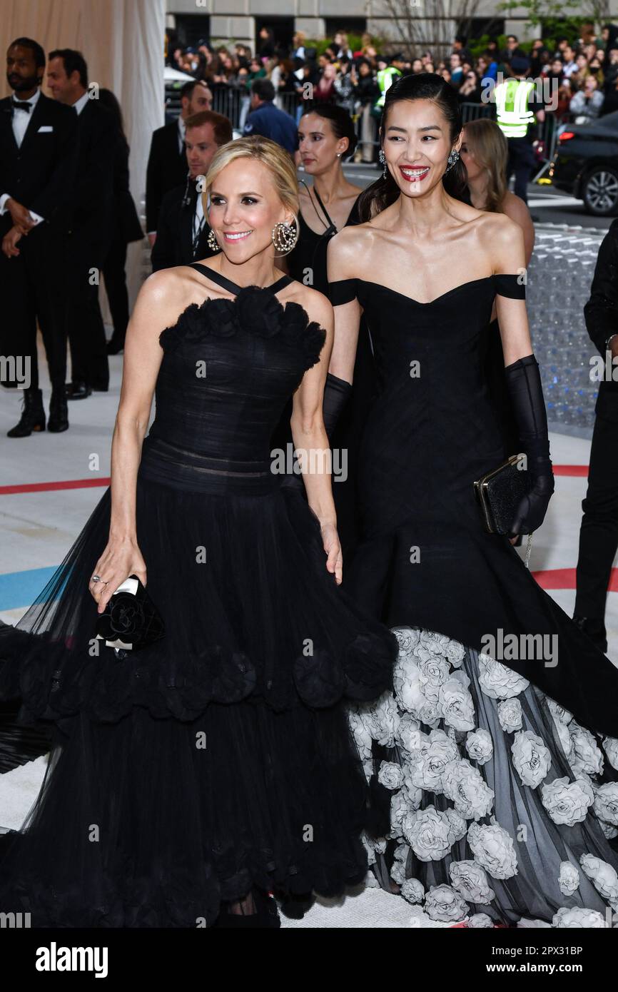 New York, États-Unis. 01st mai 2023. Tory Burch et Liu Wen marchent sur le tapis rouge au gala de 2023 du Metropolitan Museum of Art Costume Institute pour célébrer l'ouverture de l'exposition intitulée Karl Lagerfeld: A Line of Beauty qui s'est tenue au Metropolitan Museum of Art de New York, NY on 1 mai 2023. (Photo par Anthony Behar/Sipa USA) crédit: SIPA USA/Alay Live News Banque D'Images