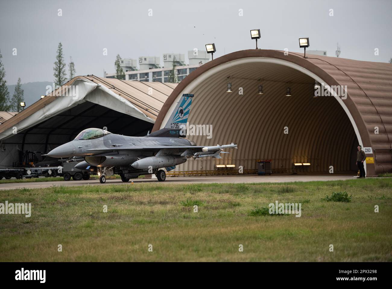 A ÉTATS-UNIS Le faucon de combat F-16 de la Force aérienne affecté à la 8th escadre de combat de la base aérienne de Kunsan, en République de Corée, quitte un hangar avant de rouler sur la piste à Gwangju AB, ROK, pendant l'entraînement de vol de la Corée 2023, 18 avril 2023. LE KFT 23 est un événement d’entraînement combiné axé sur l’exécution tactique de missions de combat pour maintenir l’état de préparation militaire et fait partie du programme d’entraînement annuel de routine de l’alliance ROK-États-Unis. (É.-U. Photo de la Force aérienne par le sergent d'état-major Tristan Truesdell) Banque D'Images